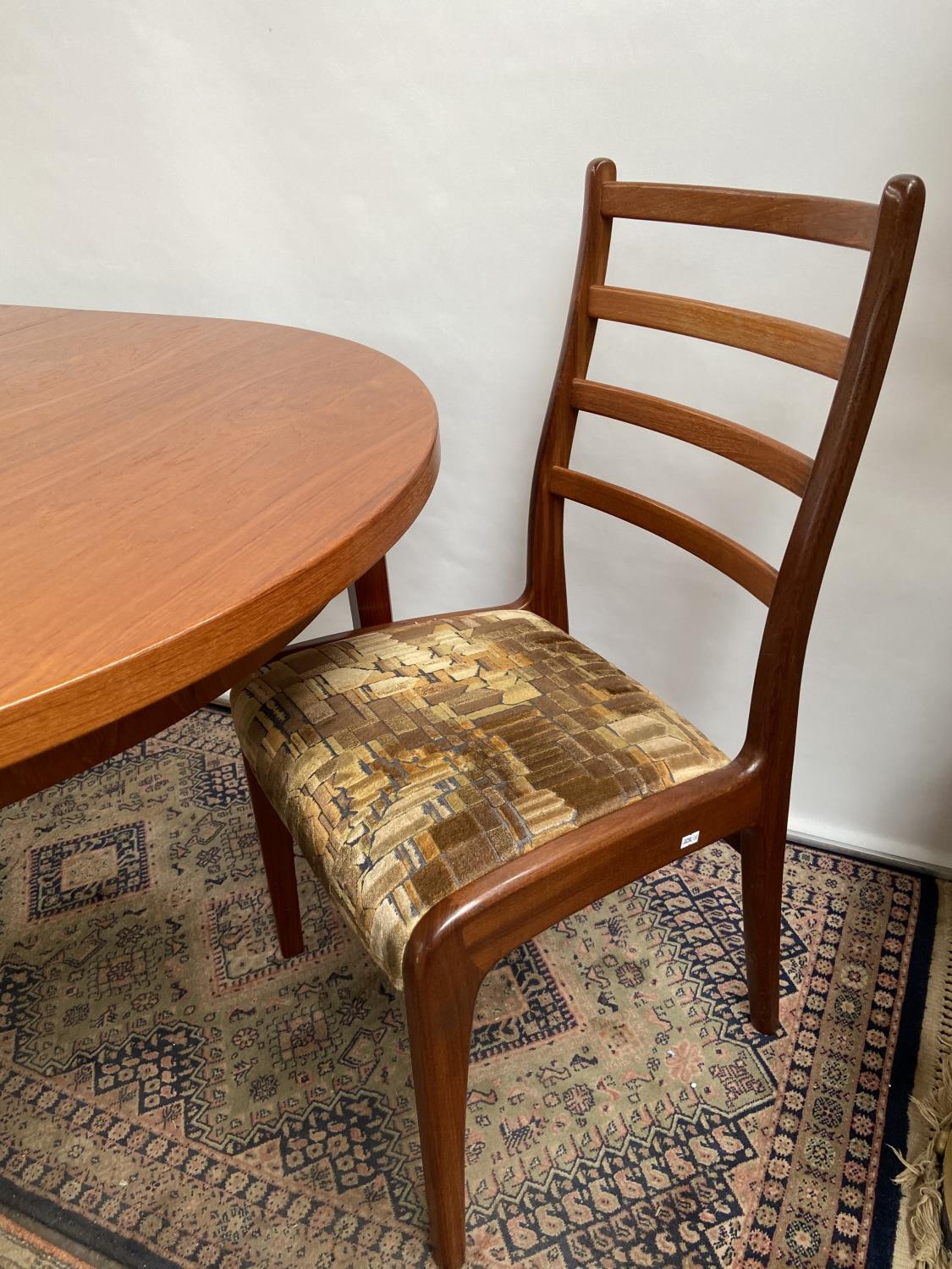 A mid century table & 4 chairs [74x150x100cm] [chair height, 92cm] - Image 5 of 7