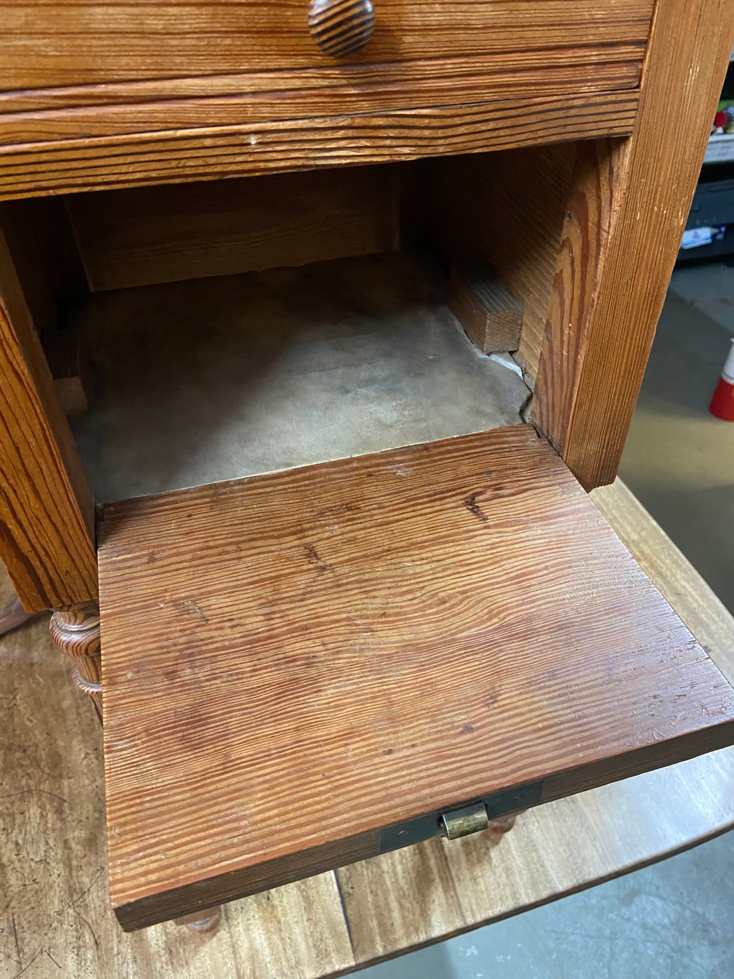 An Antique marble top pedestal cabinet. Has a marble interior shelf. [88cm in height] - Image 5 of 5