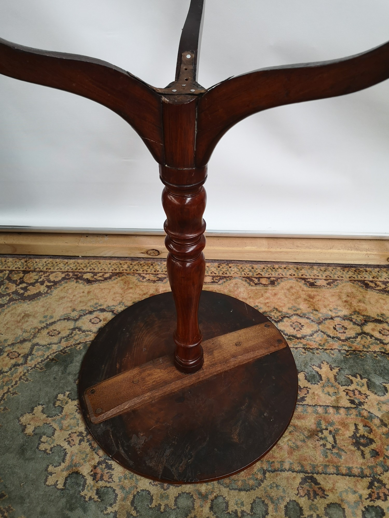 A Georgian pedestal table with circular top, supported on a tripod vase - Image 7 of 7