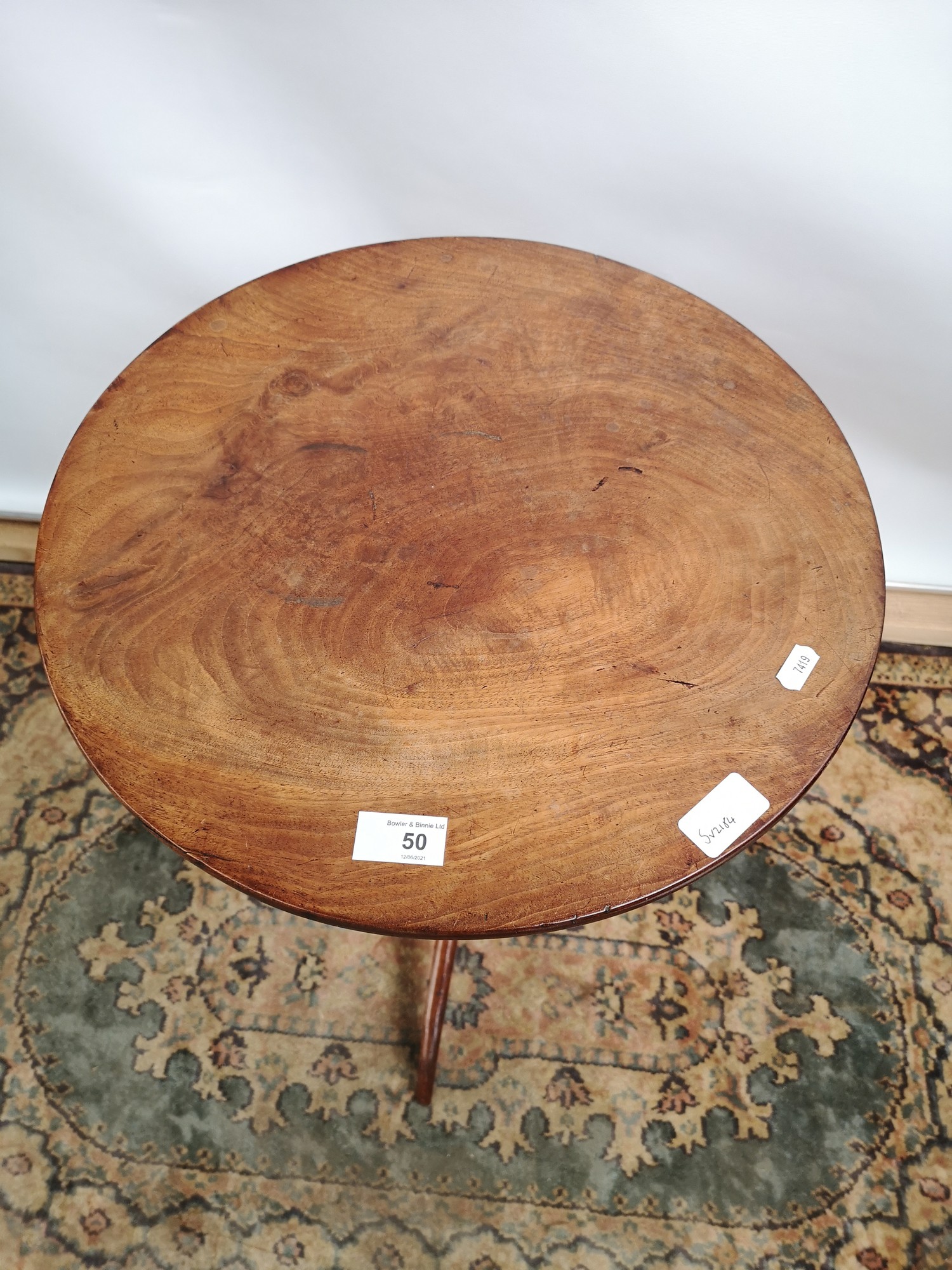 A Georgian pedestal table with circular top, supported on a tripod vase - Image 3 of 7