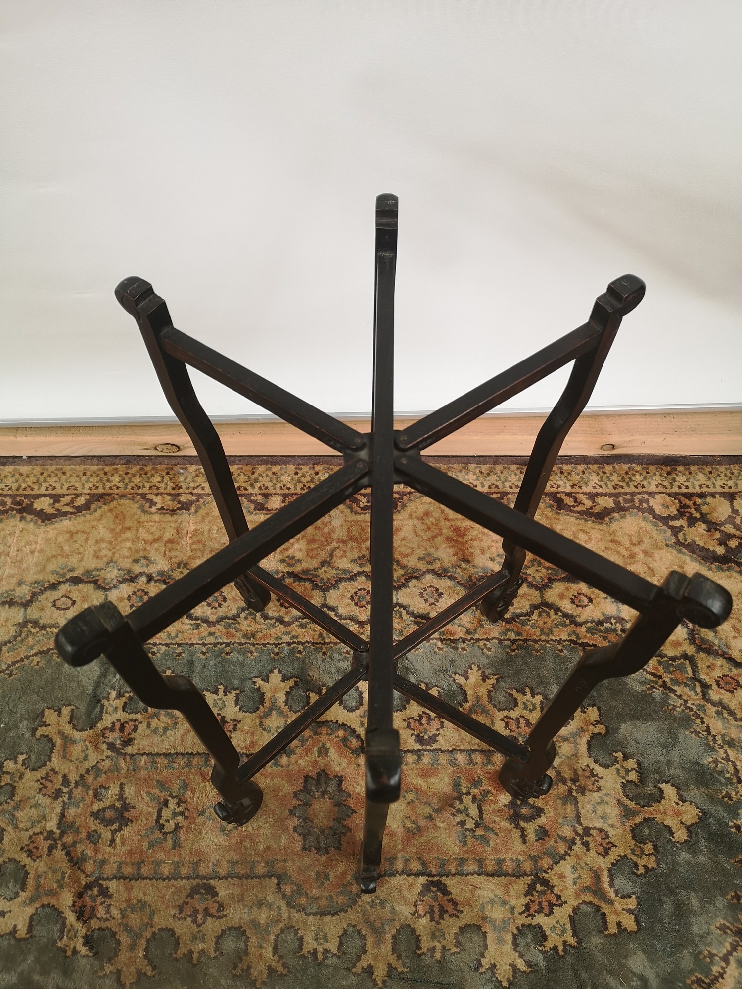 A brass tea tray table with scalloped edging, engraved in a Japanese theme, supported on a 6 arm/leg - Image 6 of 6