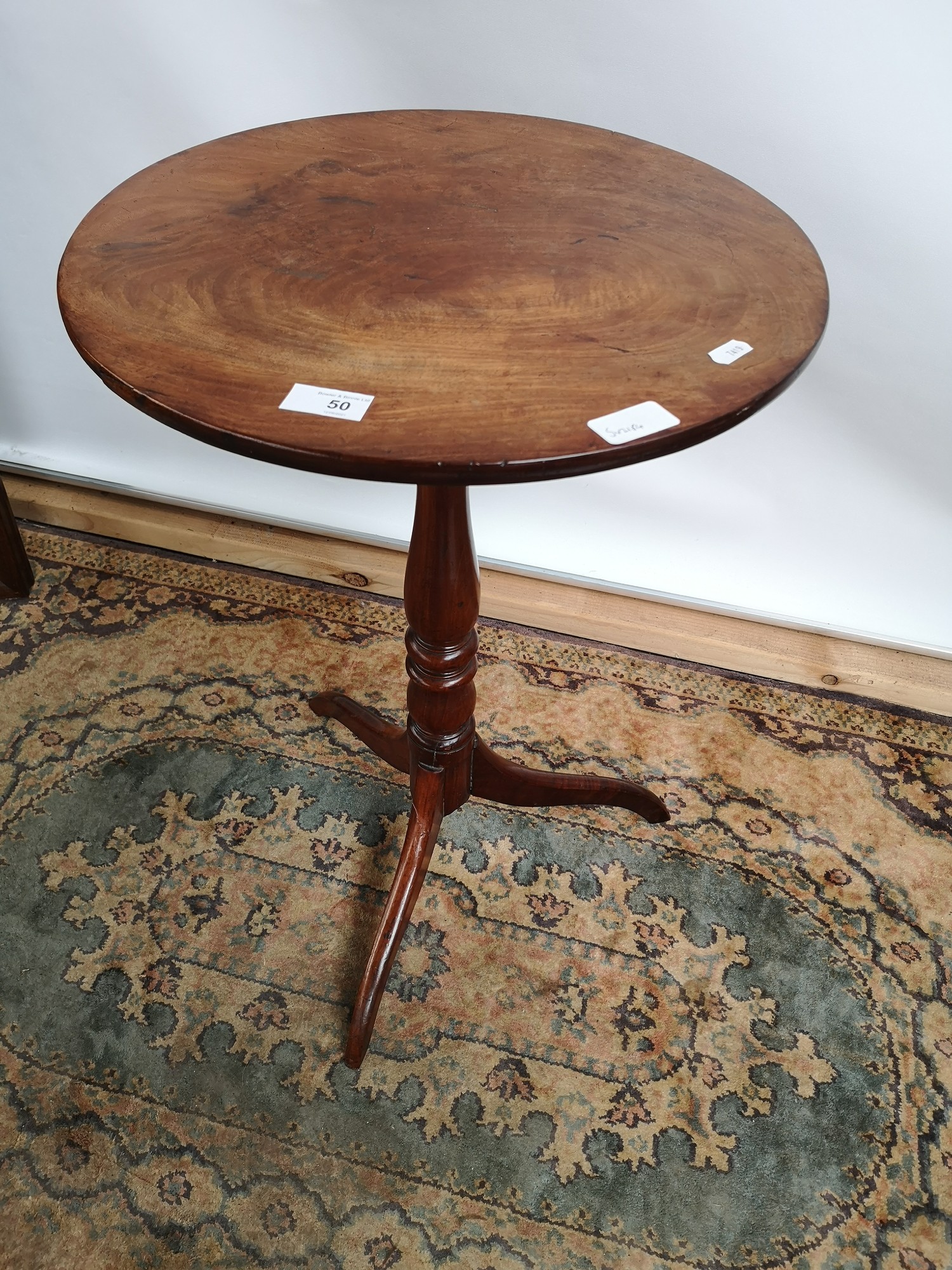 A Georgian pedestal table with circular top, supported on a tripod vase - Image 4 of 7