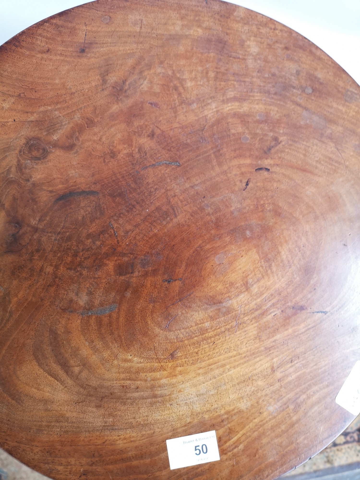 A Georgian pedestal table with circular top, supported on a tripod vase - Image 5 of 7