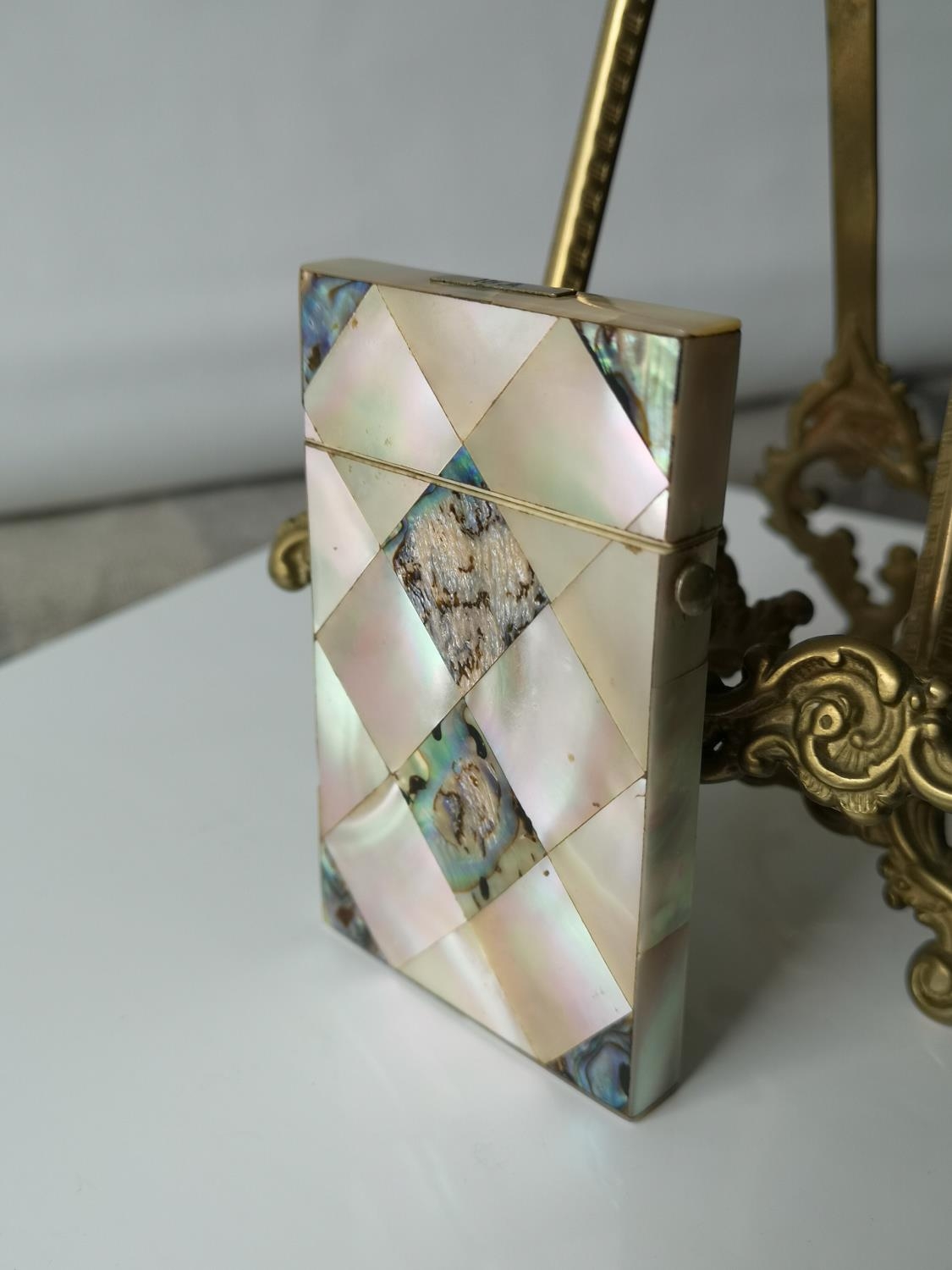 A Nice example of a 19th century mother of pearl & pauo shell card case. [9x5.5cm]