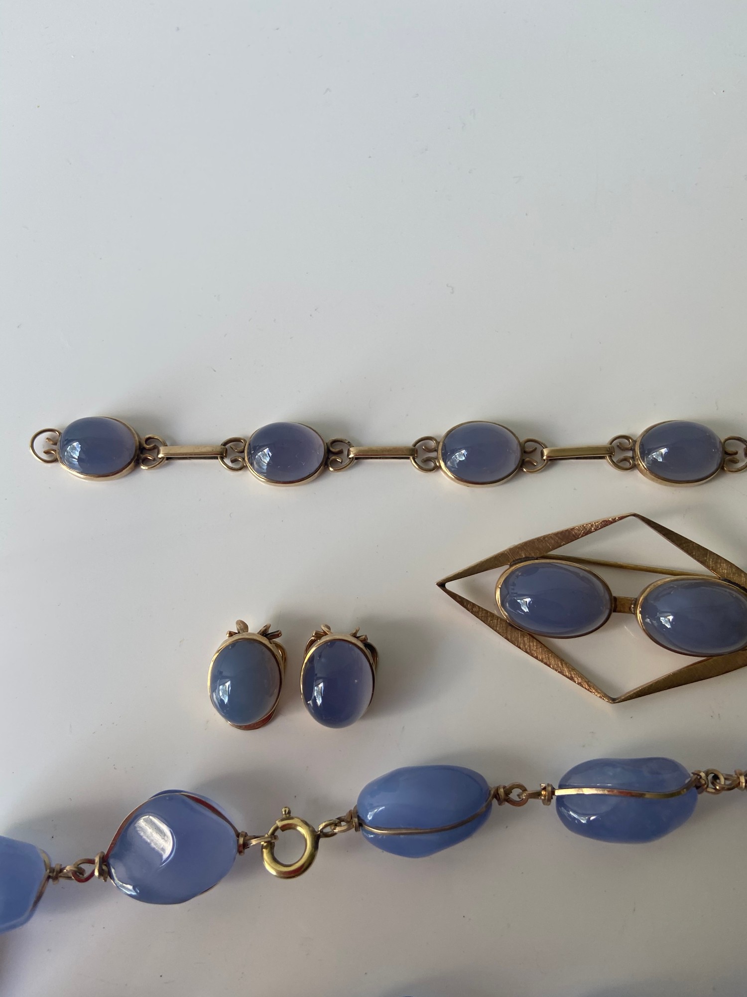 A FIVE PIECE NECKLACE, RING, BROOCH, BRACELET AND EARRING SET. ALL BEAUTIFULLY SET WITH CHALCEDONY - Image 5 of 13