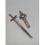 A Lot of two Edinburgh silver jewellery items. Includes Robert Allison made sword kilt brooch and