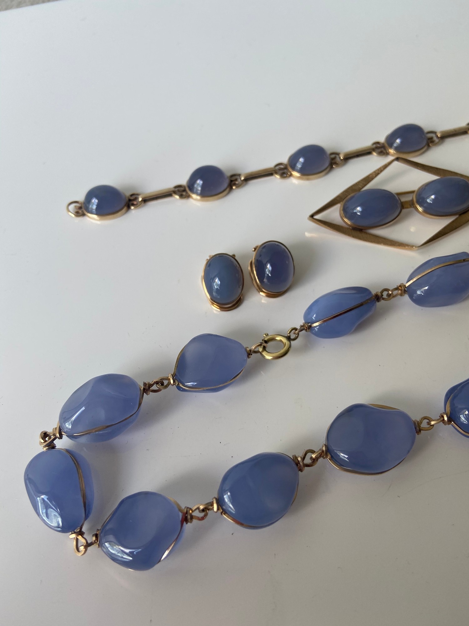 A FIVE PIECE NECKLACE, RING, BROOCH, BRACELET AND EARRING SET. ALL BEAUTIFULLY SET WITH CHALCEDONY - Image 2 of 13