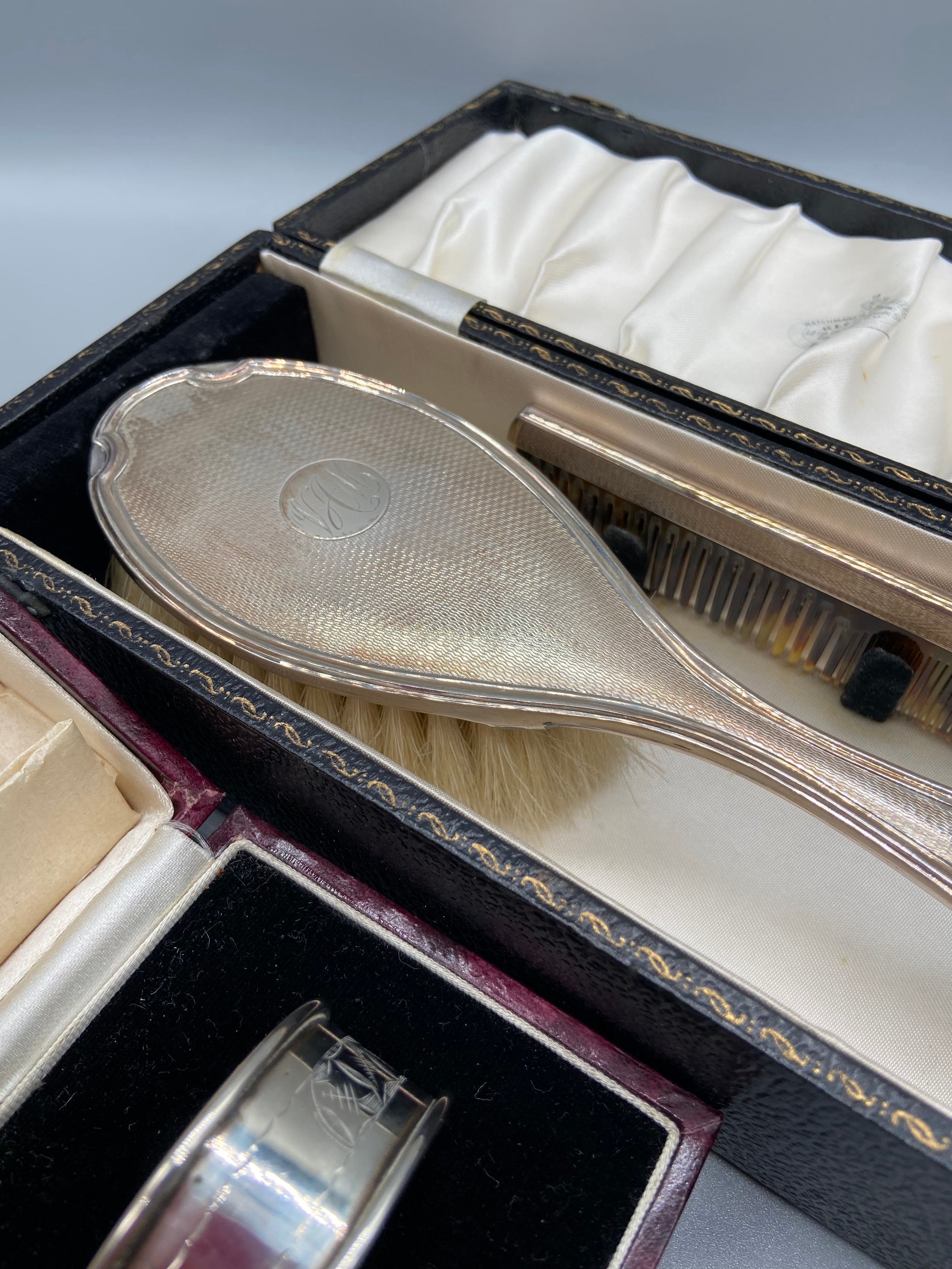 A Birmingham silver napkin ring set, Birmingham silver brush and comb set and a mother of pearl book - Image 3 of 4