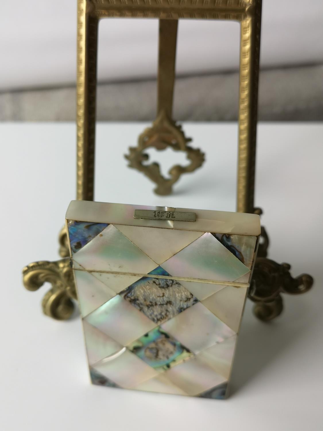 A Nice example of a 19th century mother of pearl & pauo shell card case. [9x5.5cm] - Image 3 of 6