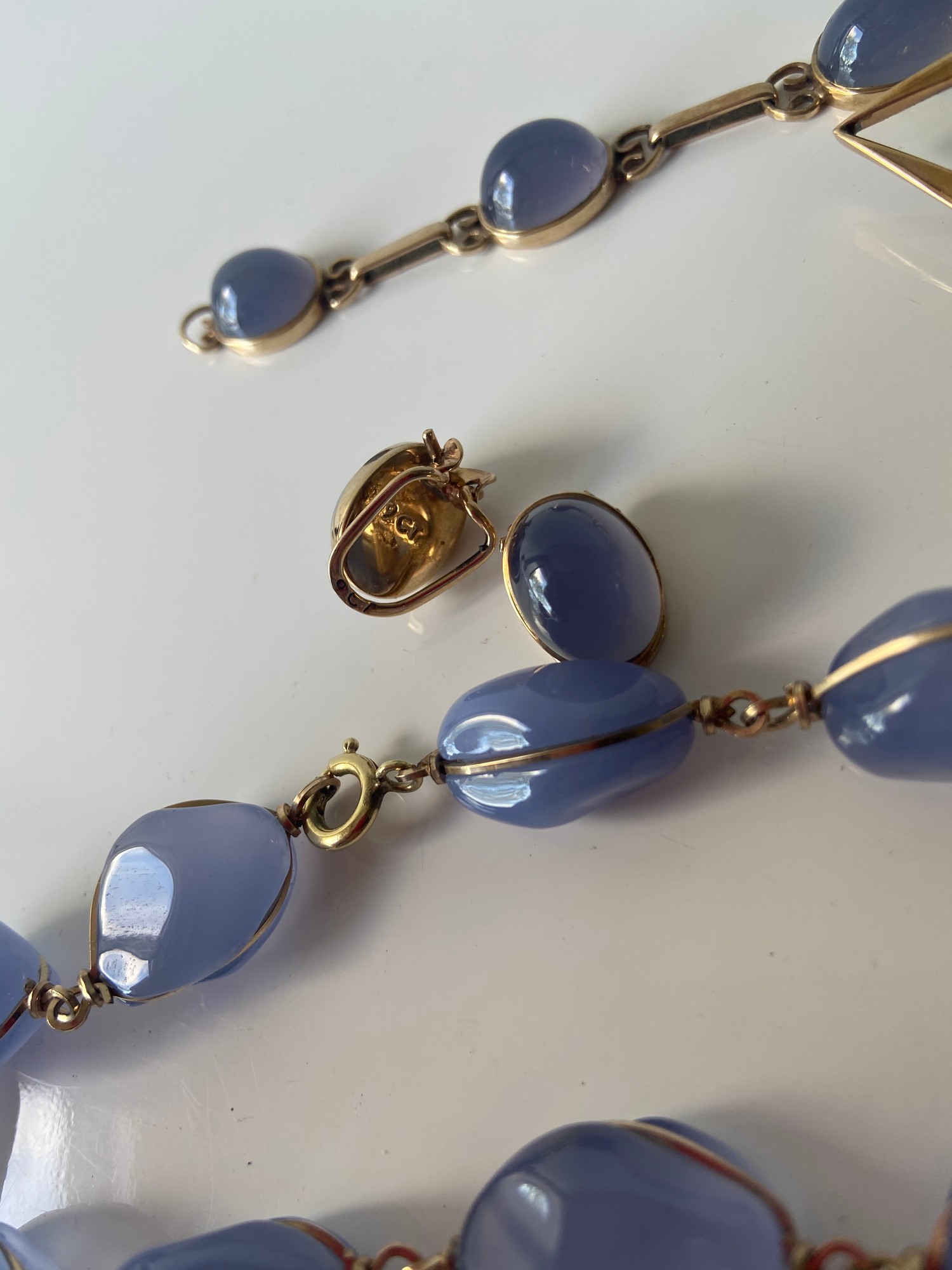 A FIVE PIECE NECKLACE, RING, BROOCH, BRACELET AND EARRING SET. ALL BEAUTIFULLY SET WITH CHALCEDONY - Image 9 of 13