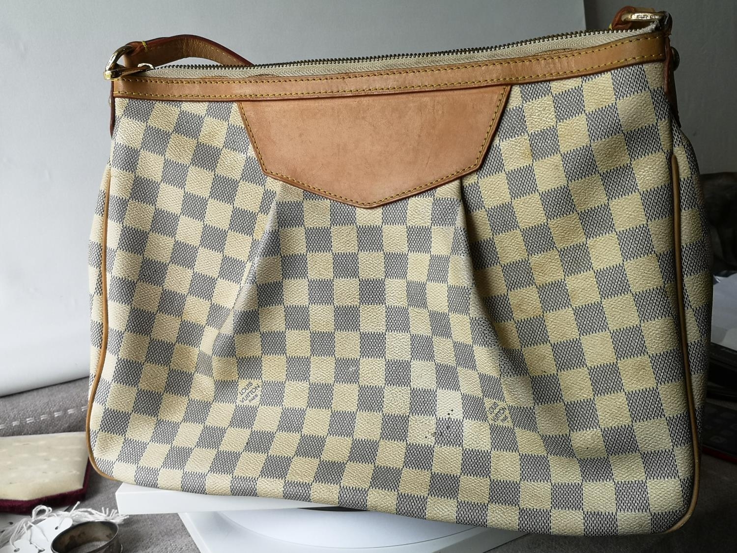 A Louis Vuitton Damier shoulder bag - Image 3 of 6