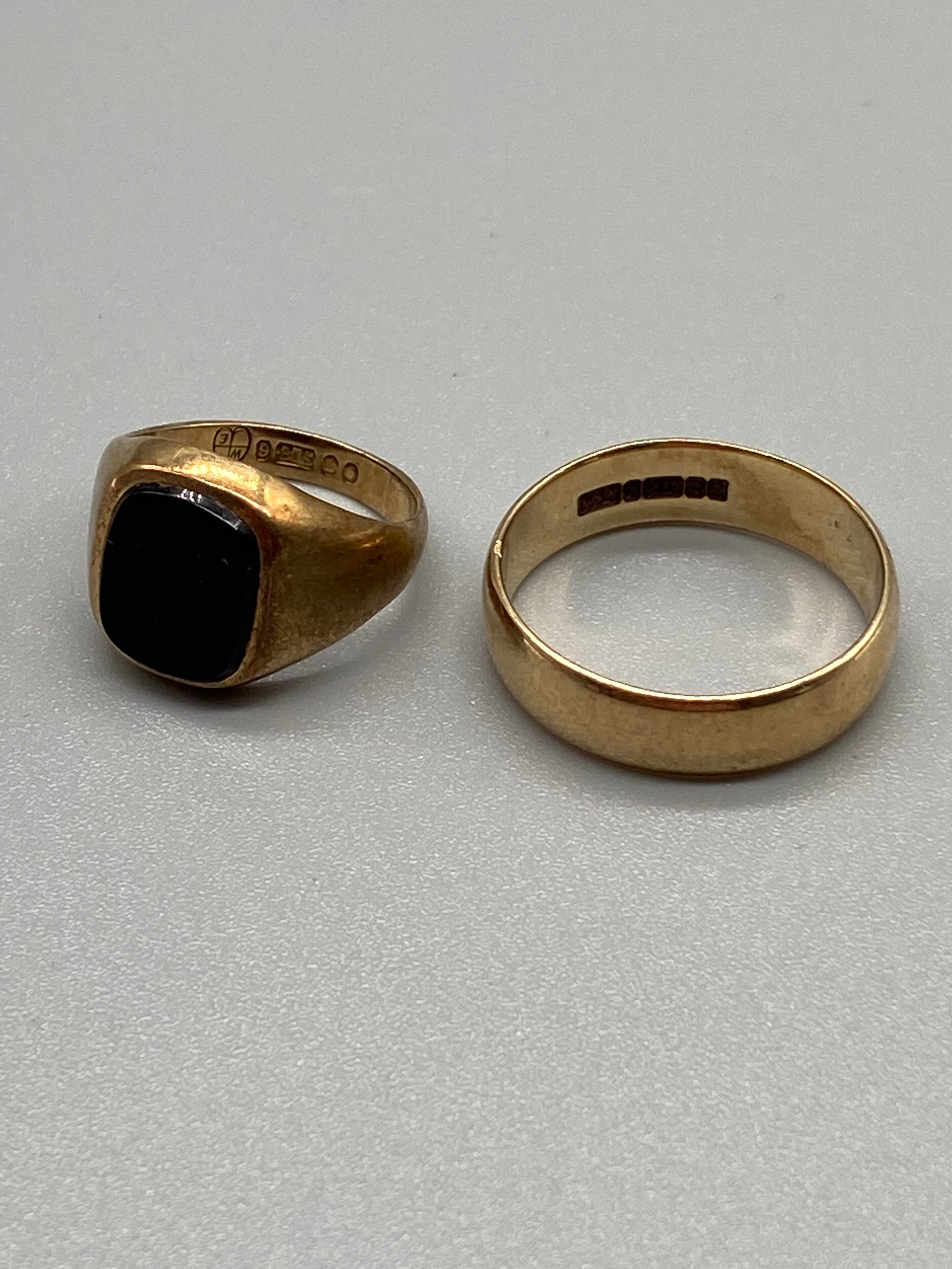 A 9ct gold wedding band together with a 9ct gold signet ring. [Ring size band P, Signet H] [6.