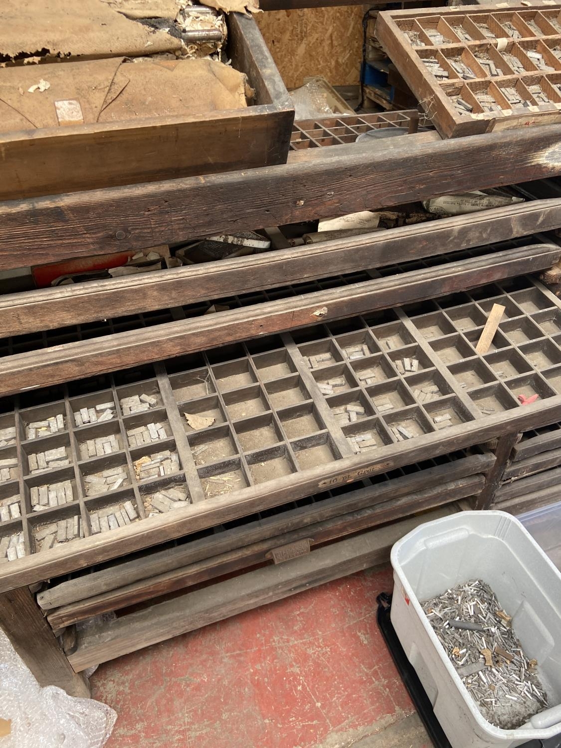 Antique industrial multi-drawer newspaper press unit, together with various lead lettering [141 x - Image 5 of 8