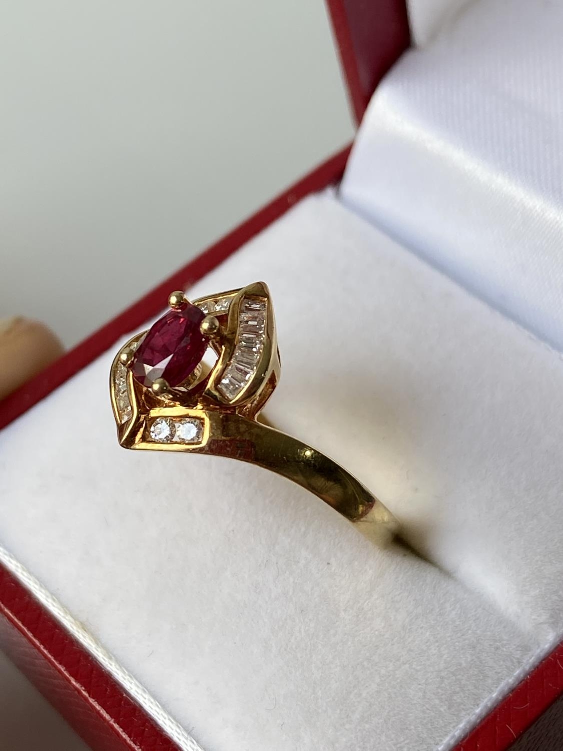 An 18ct gold ladies diamond & ruby set ring [size M] [4.13g] - Image 3 of 12