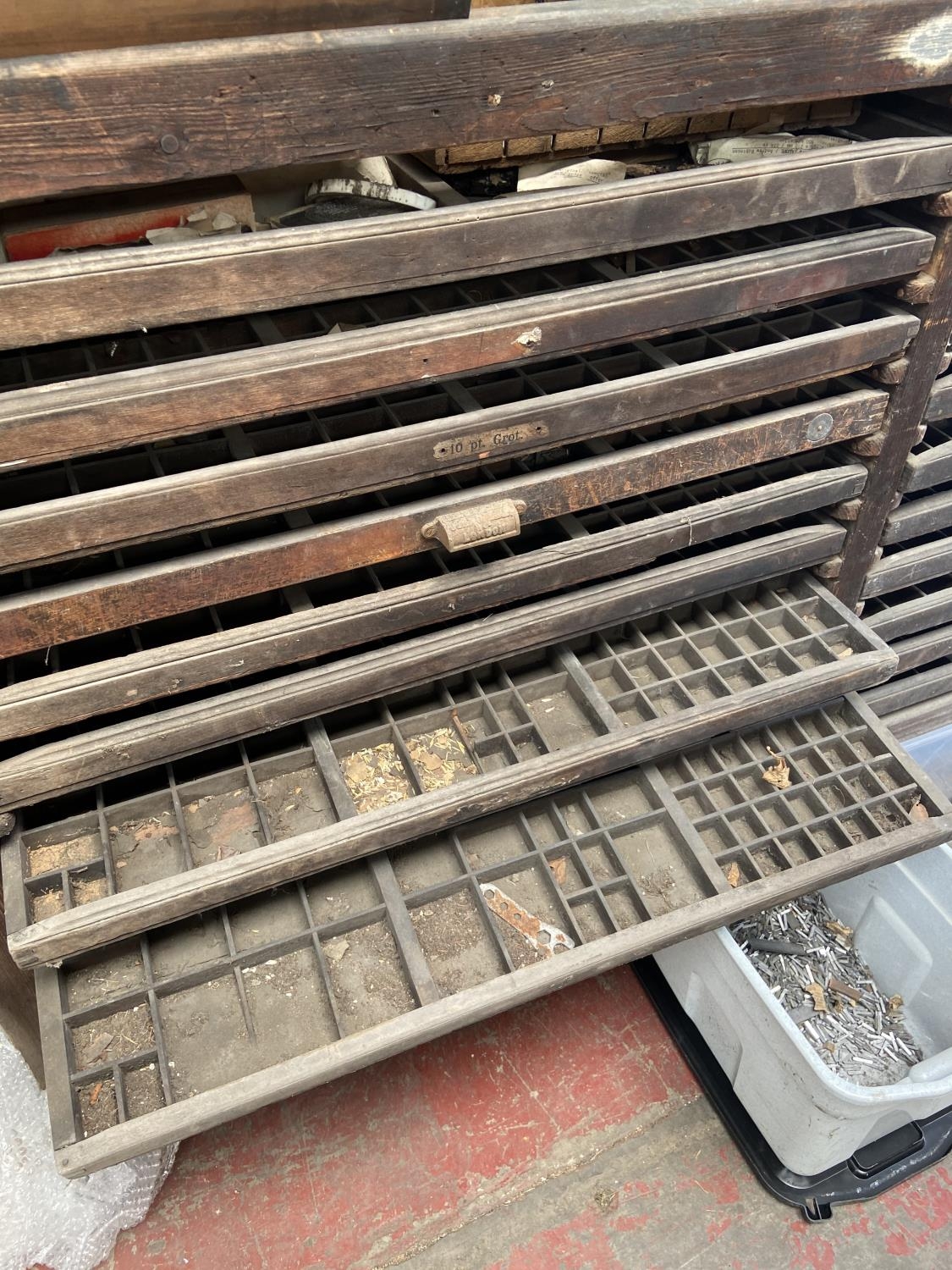 Antique industrial multi-drawer newspaper press unit, together with various lead lettering [141 x - Image 4 of 8