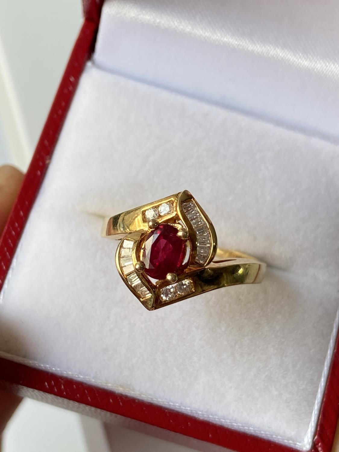 An 18ct gold ladies diamond & ruby set ring [size M] [4.13g] - Image 9 of 12