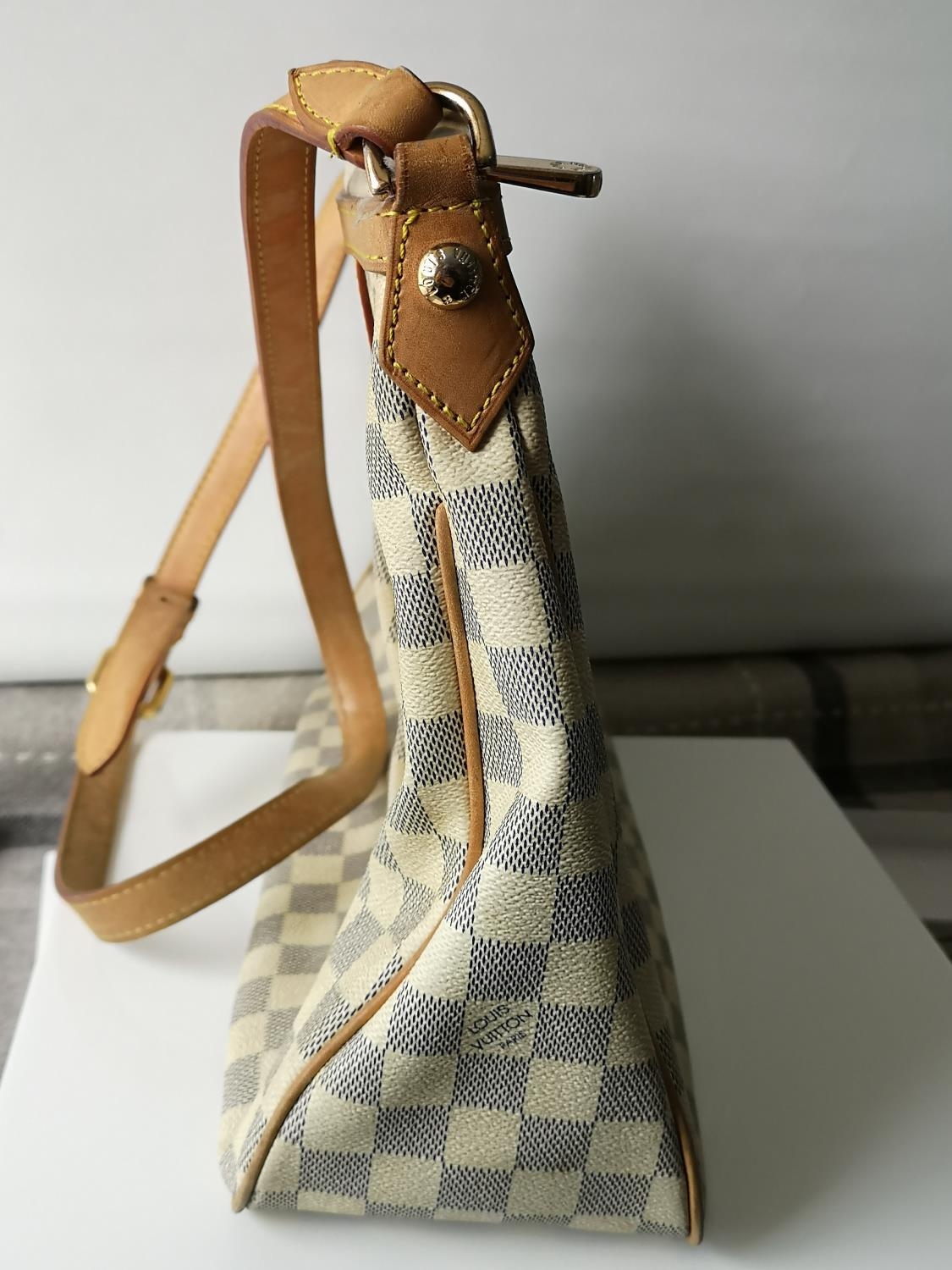 A Louis Vuitton Damier shoulder bag - Image 4 of 6