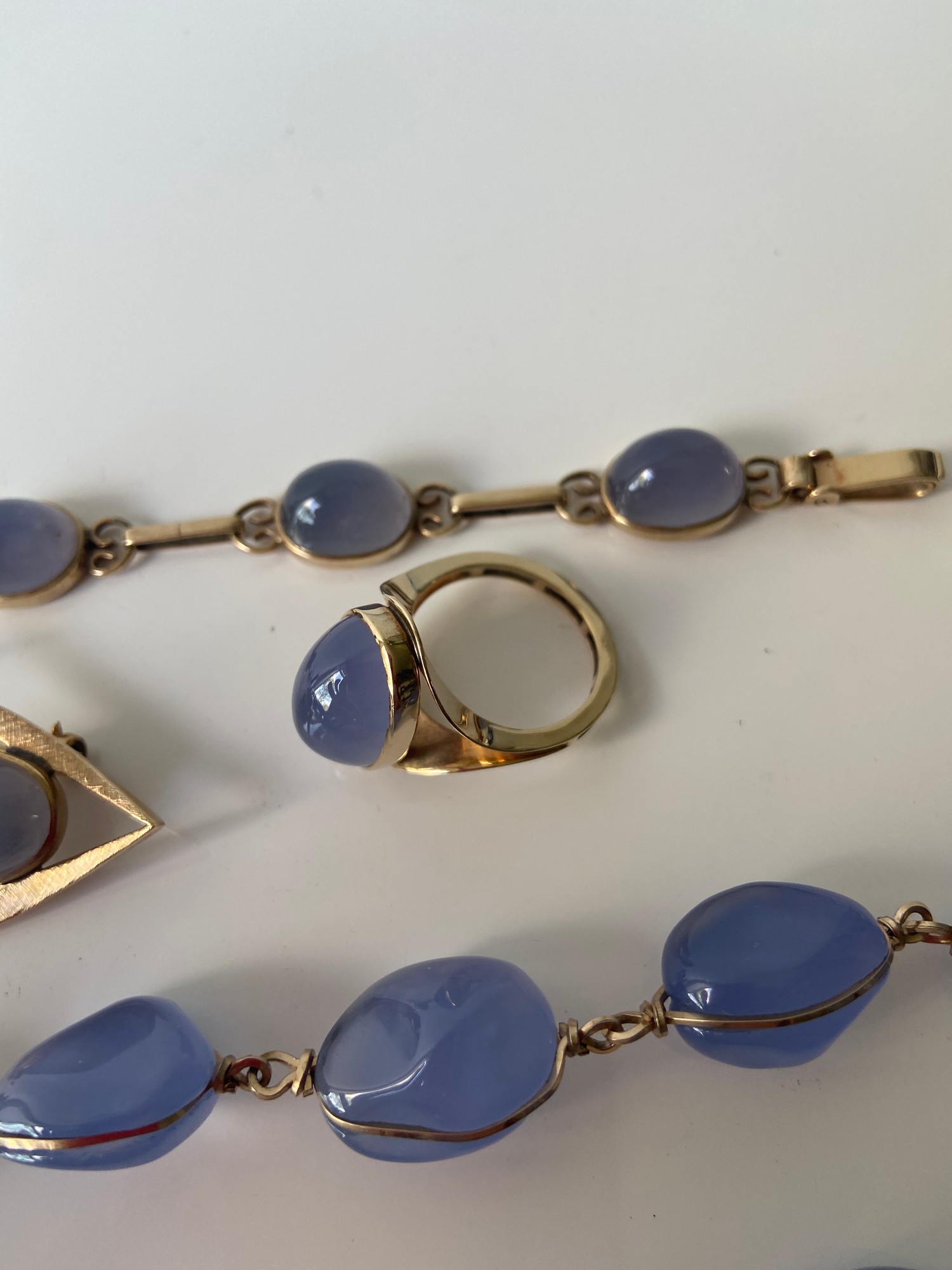 A FIVE PIECE NECKLACE, RING, BROOCH, BRACELET AND EARRING SET. ALL BEAUTIFULLY SET WITH CHALCEDONY - Image 4 of 13