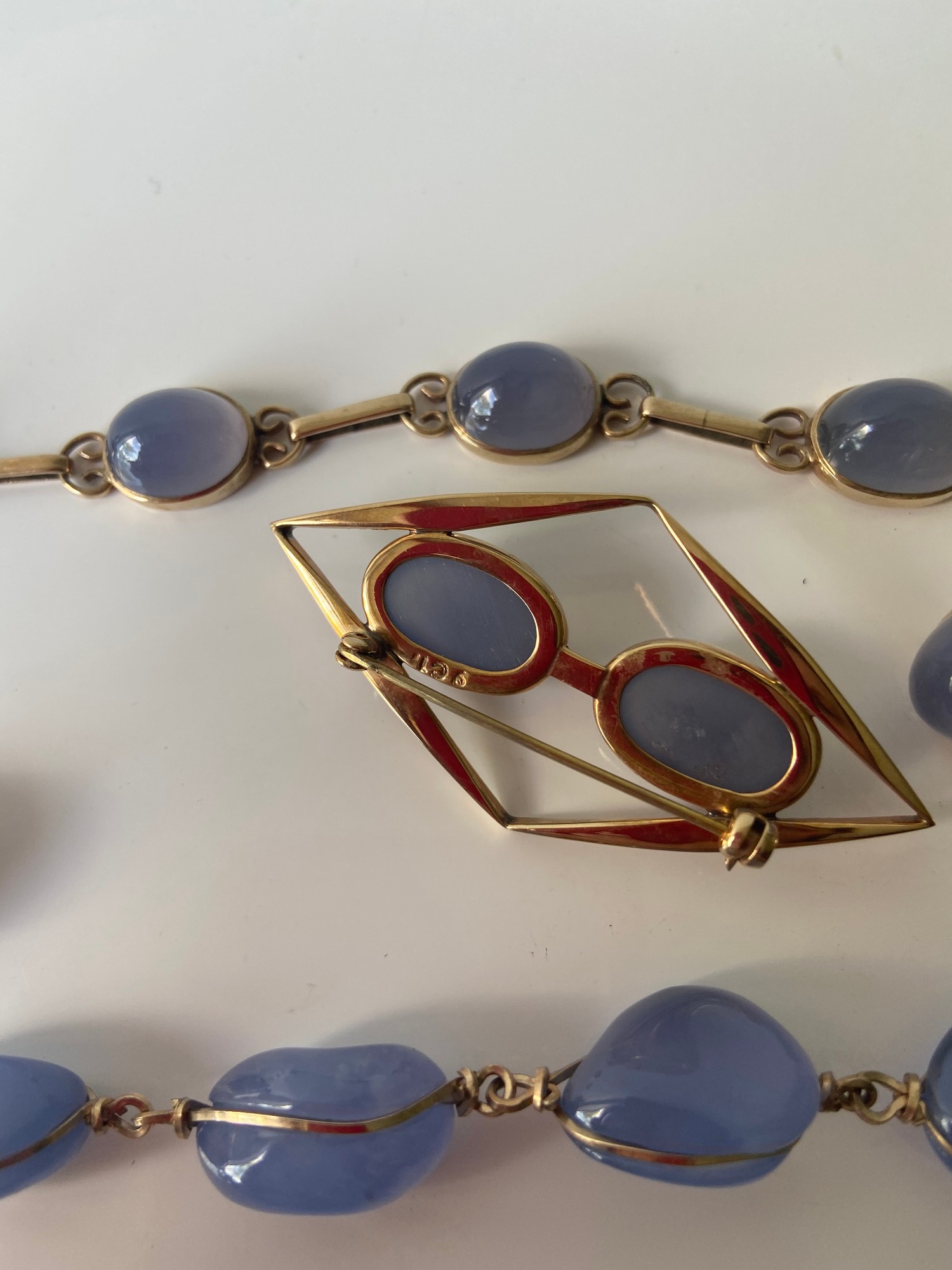 A FIVE PIECE NECKLACE, RING, BROOCH, BRACELET AND EARRING SET. ALL BEAUTIFULLY SET WITH CHALCEDONY - Image 7 of 13