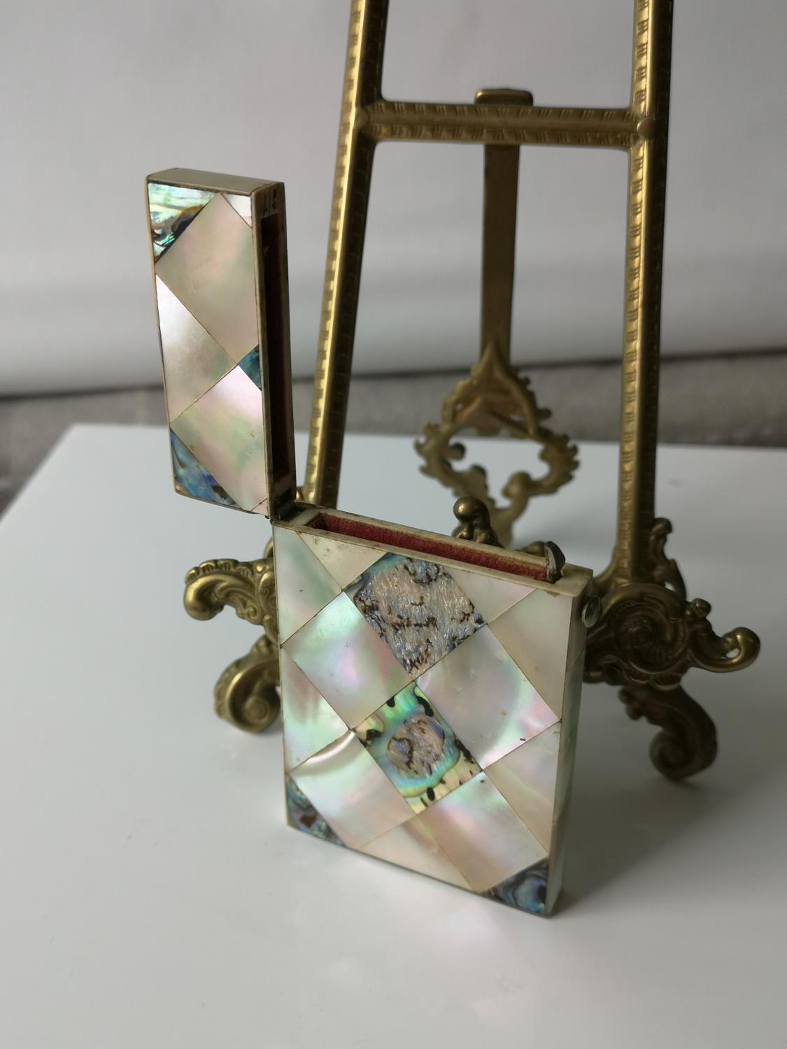 A Nice example of a 19th century mother of pearl & pauo shell card case. [9x5.5cm] - Image 4 of 6