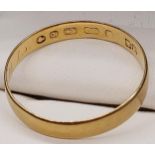 An 18ct gold wedding band. [Ring size S] [1.71Grams]