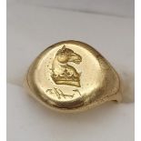 An Antique heavy 18ct gold gents seal ring. Depicts a horse head crest. - [London Marked] [Ring size