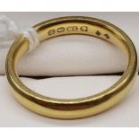 An 18ct gold wedding band [4.46grams] [Ring size L]