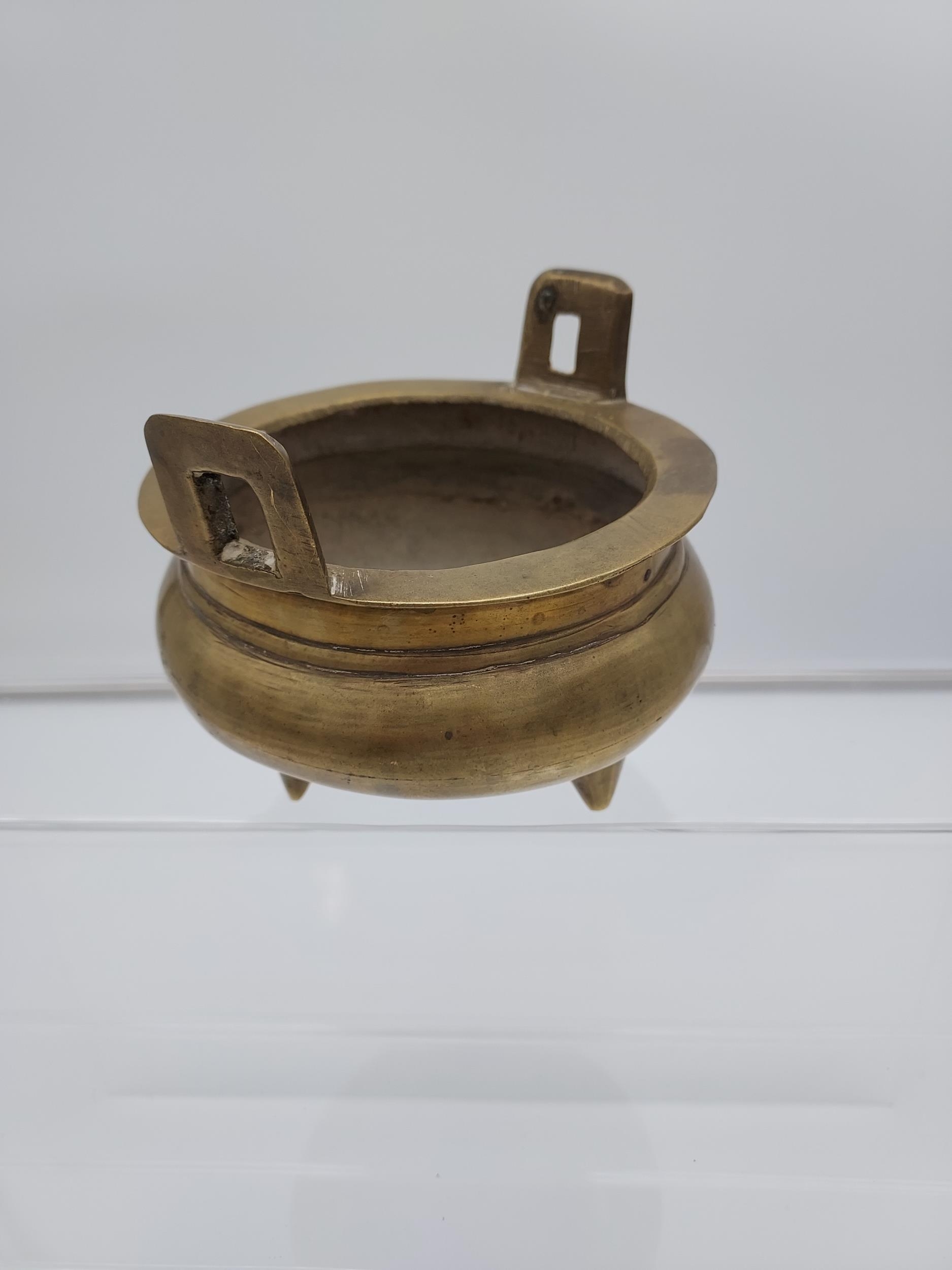 A Chinese Bronze censor pot with Ming Seal Mark to the base. [10cm height, 12cm diameter]