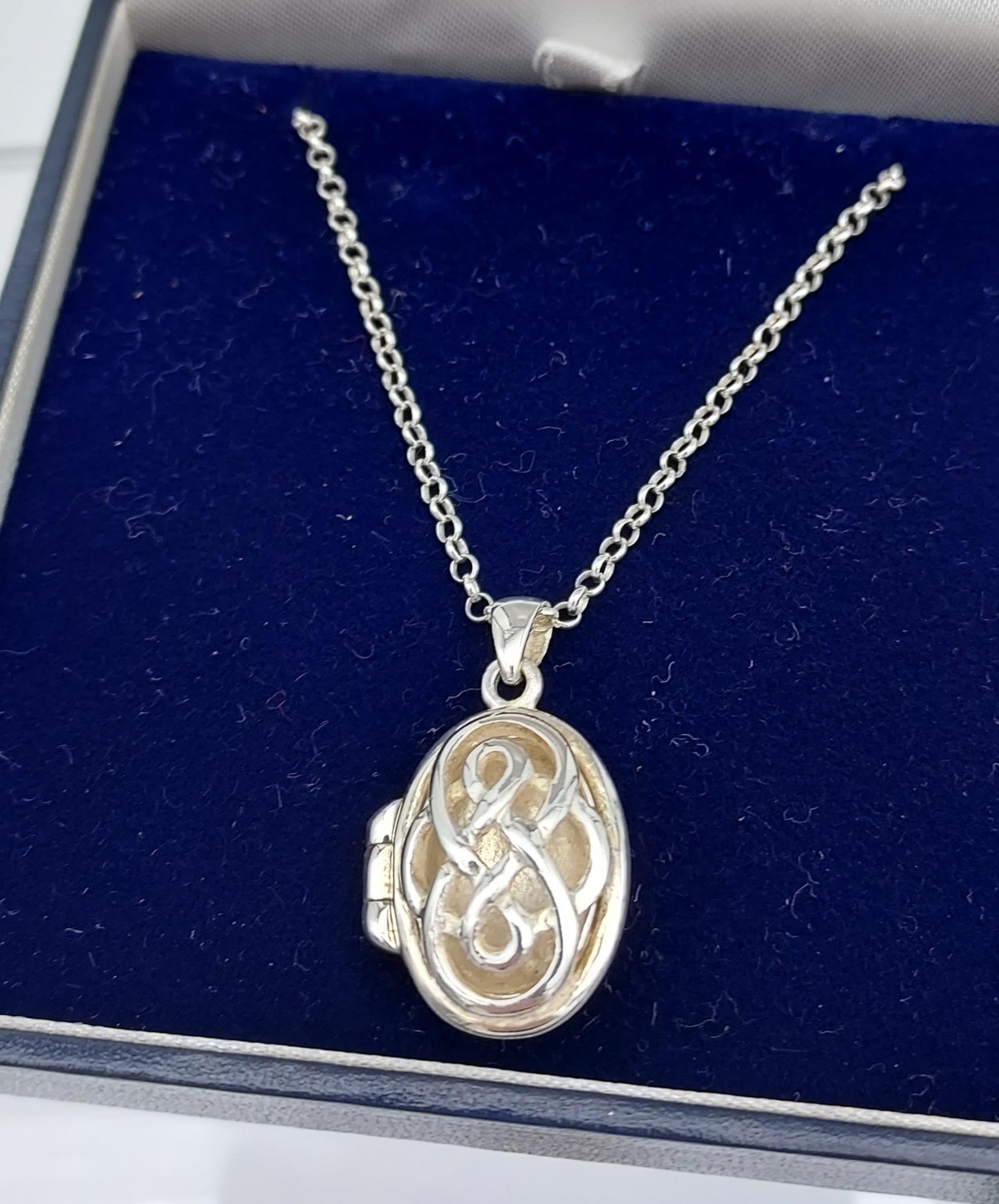 Silver Celtic design locket, silver chain & pendant, silver clam shell with pearl pendant, agate and - Image 3 of 5