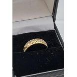 A 9ct gold engraved wedding band. [Ring size L] [2.21GRAMS]