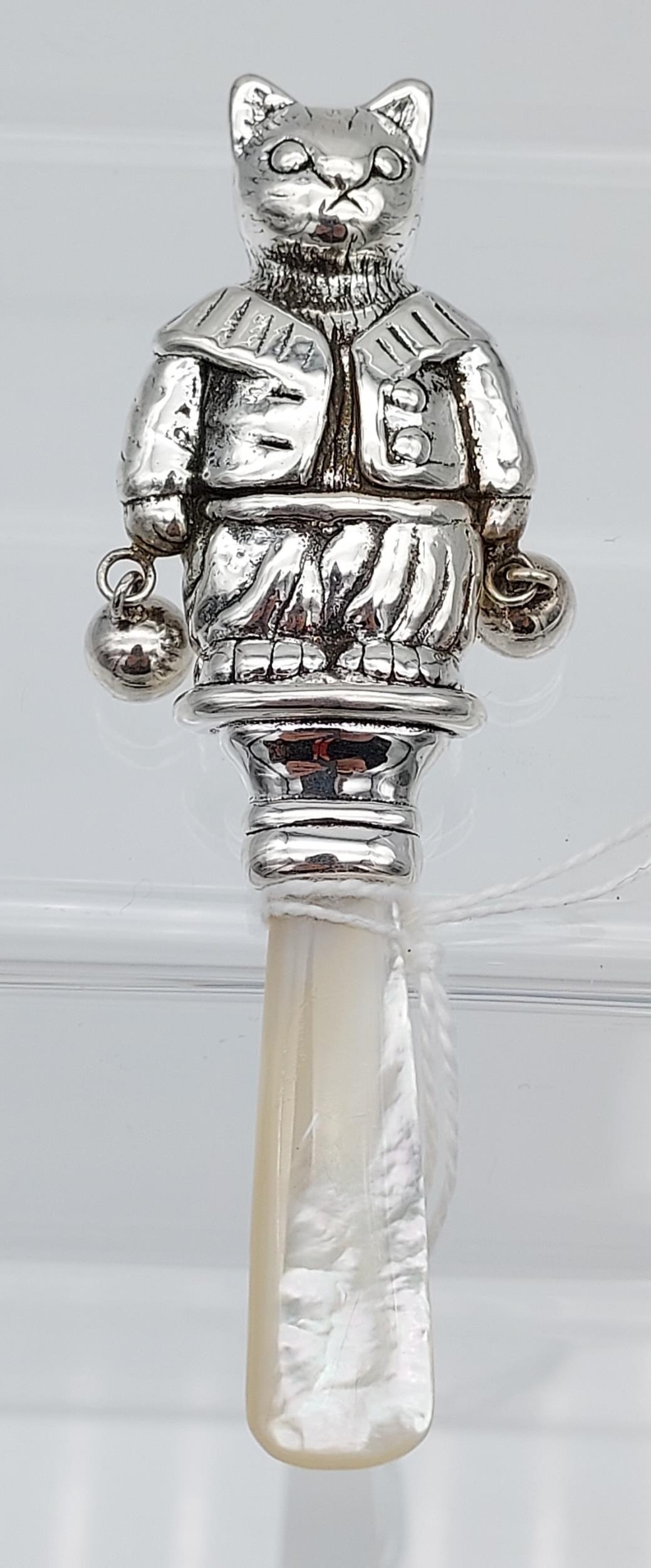 A silver baby's rattle with mother of pearl handle [14.79g] - Image 2 of 3