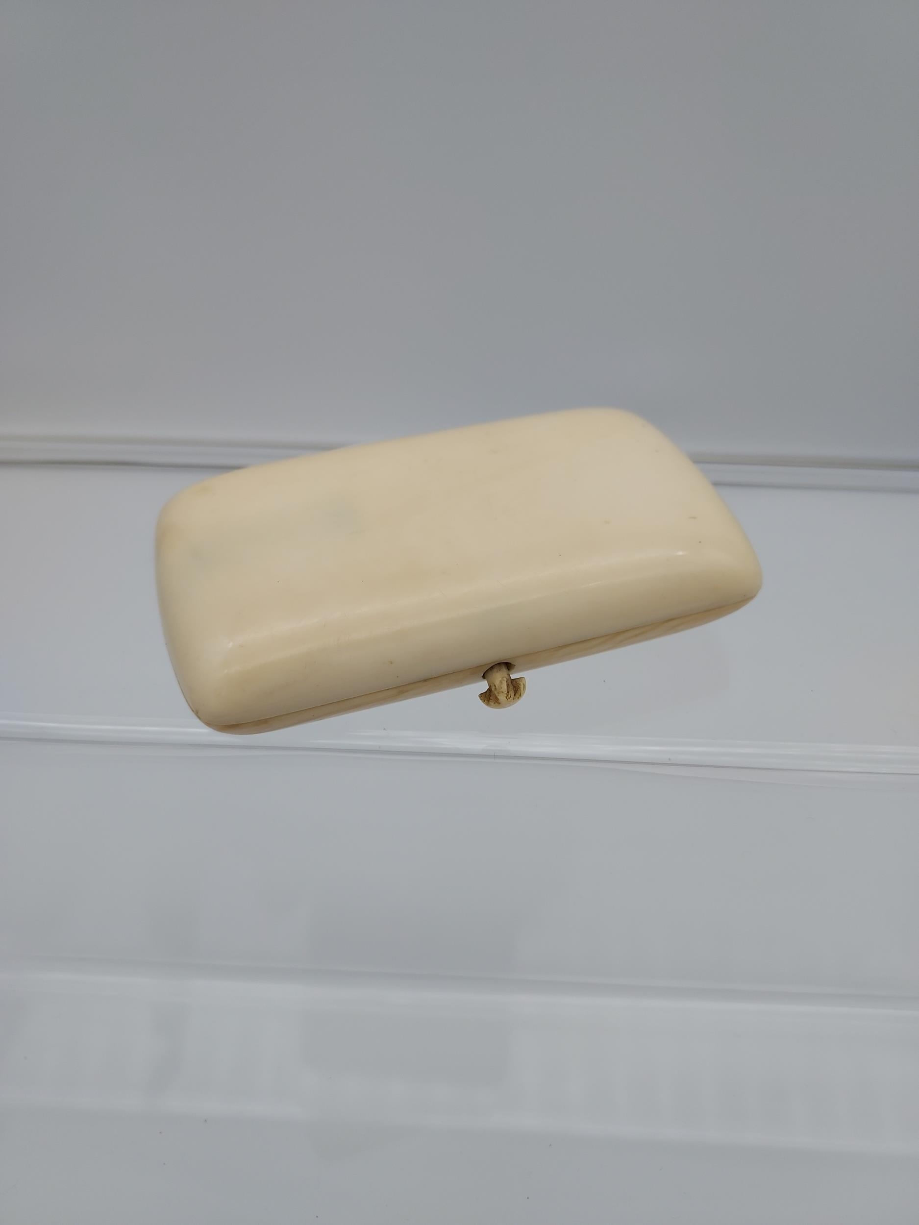 A Victorian Ivory Etui/ sewing case. [2x8.5x4.5cm]
