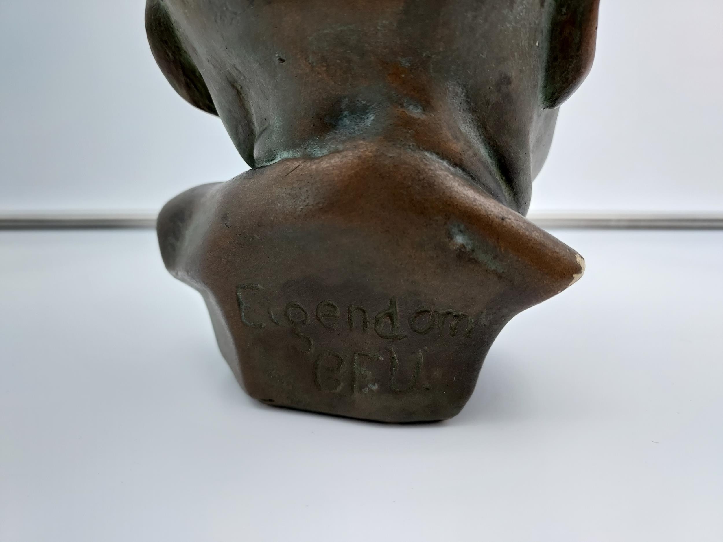 An antique chalk bronzed bust of a baby signed Eigendom G.F.U. [17CM IN HEIGHT] - Image 5 of 8