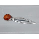 A silver bookmark with amber finial [4.36g] [5.5cm in length]
