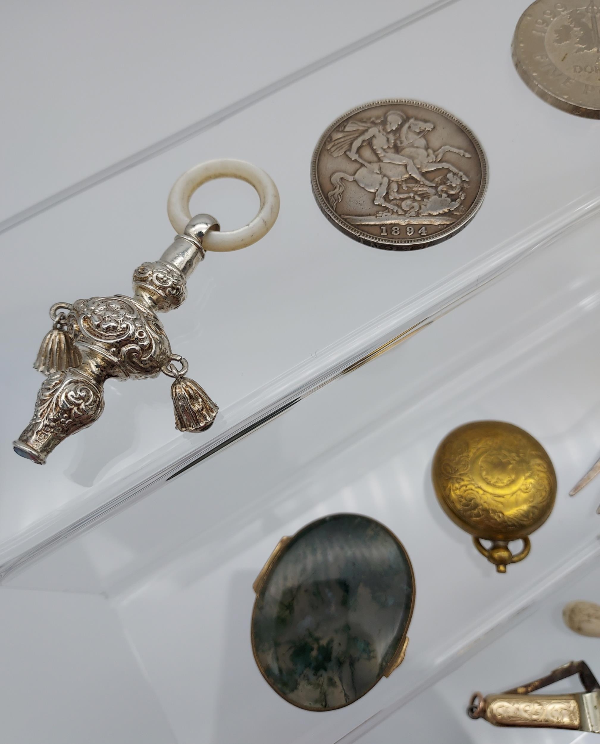 A Selection of collectable odds to include silver hair pin, gold tone cigar cutter, sovereign - Image 2 of 4