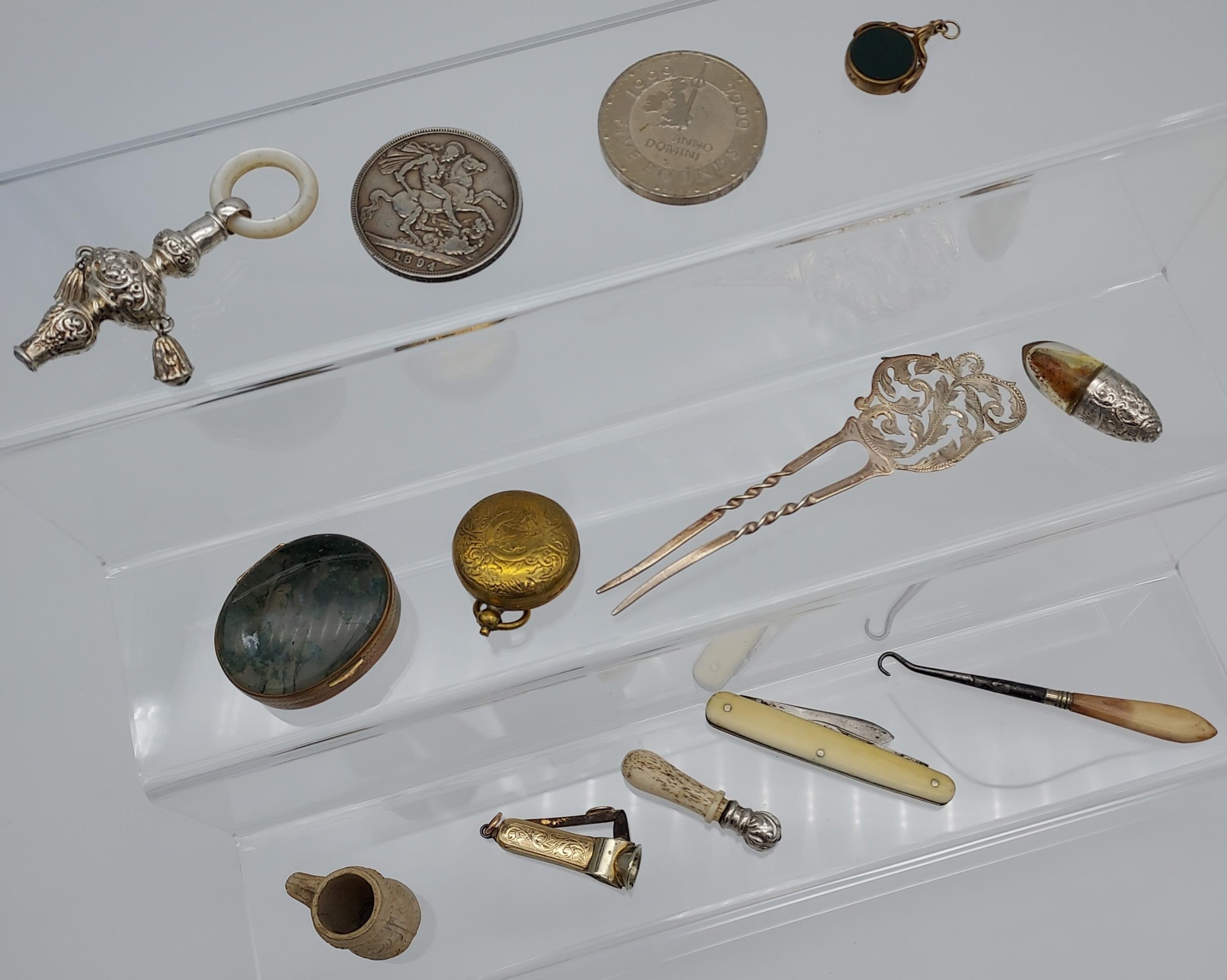 A Selection of collectable odds to include silver hair pin, gold tone cigar cutter, sovereign
