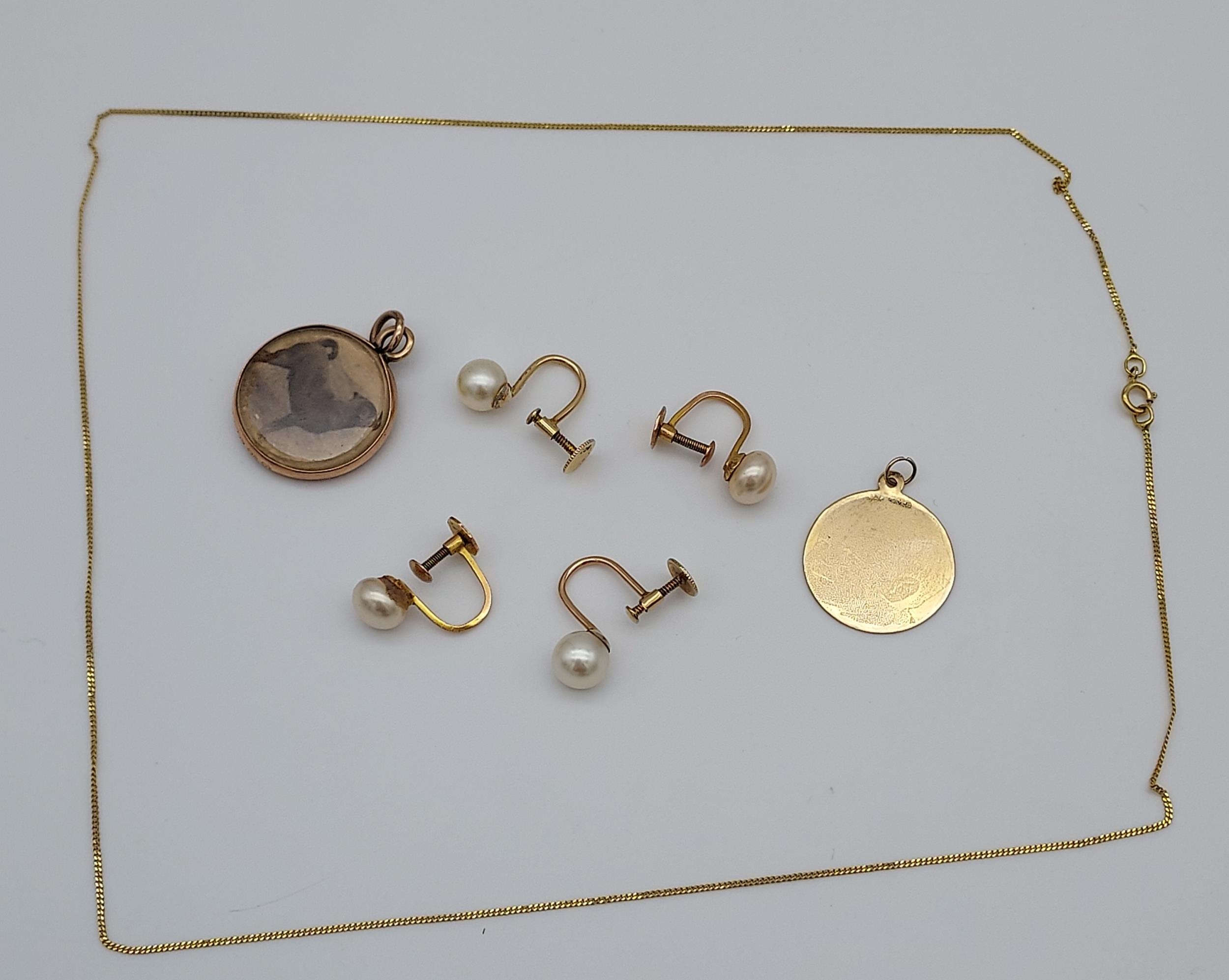 A Collection of 9ct gold jewellery to include 9ct and pearl earrings, two 9ct gold pendant and 9ct