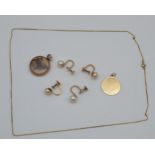 A Collection of 9ct gold jewellery to include 9ct and pearl earrings, two 9ct gold pendant and 9ct
