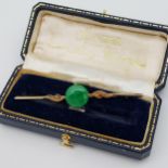 A Chinese gold export and jade brooch. [2.51grams]