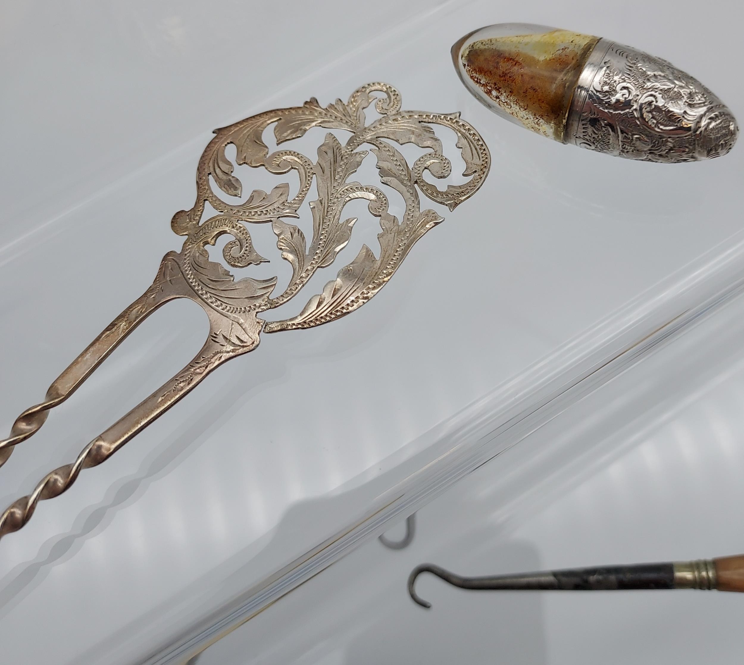 A Selection of collectable odds to include silver hair pin, gold tone cigar cutter, sovereign - Image 4 of 4