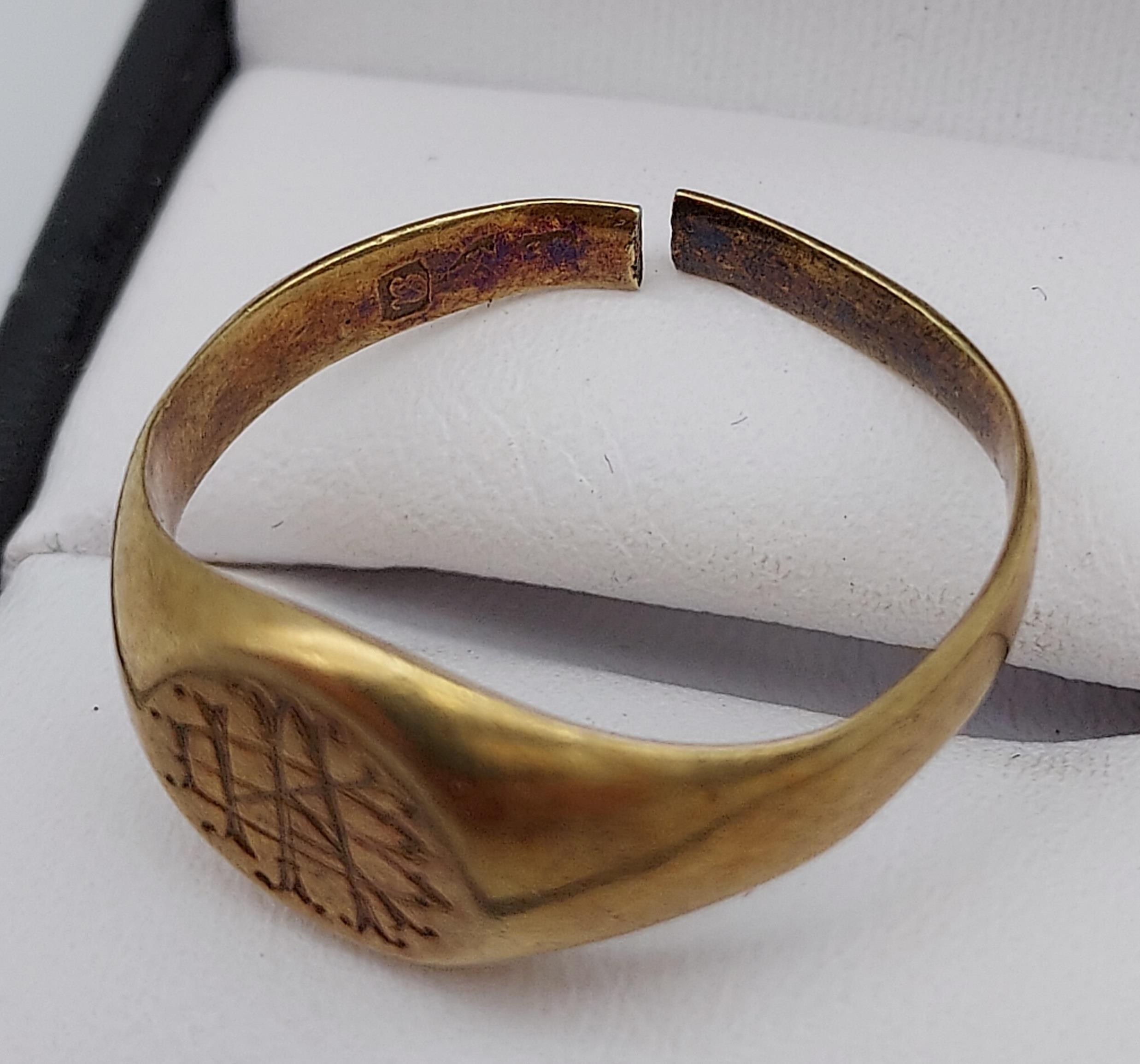 An Antique heavy gold seal ring. [5.89GRAMS] [Band damaged] - Image 2 of 2