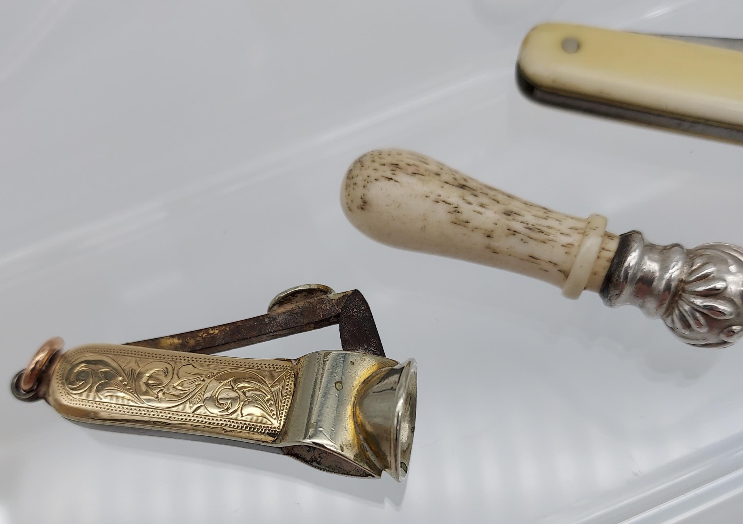 A Selection of collectable odds to include silver hair pin, gold tone cigar cutter, sovereign - Image 3 of 4