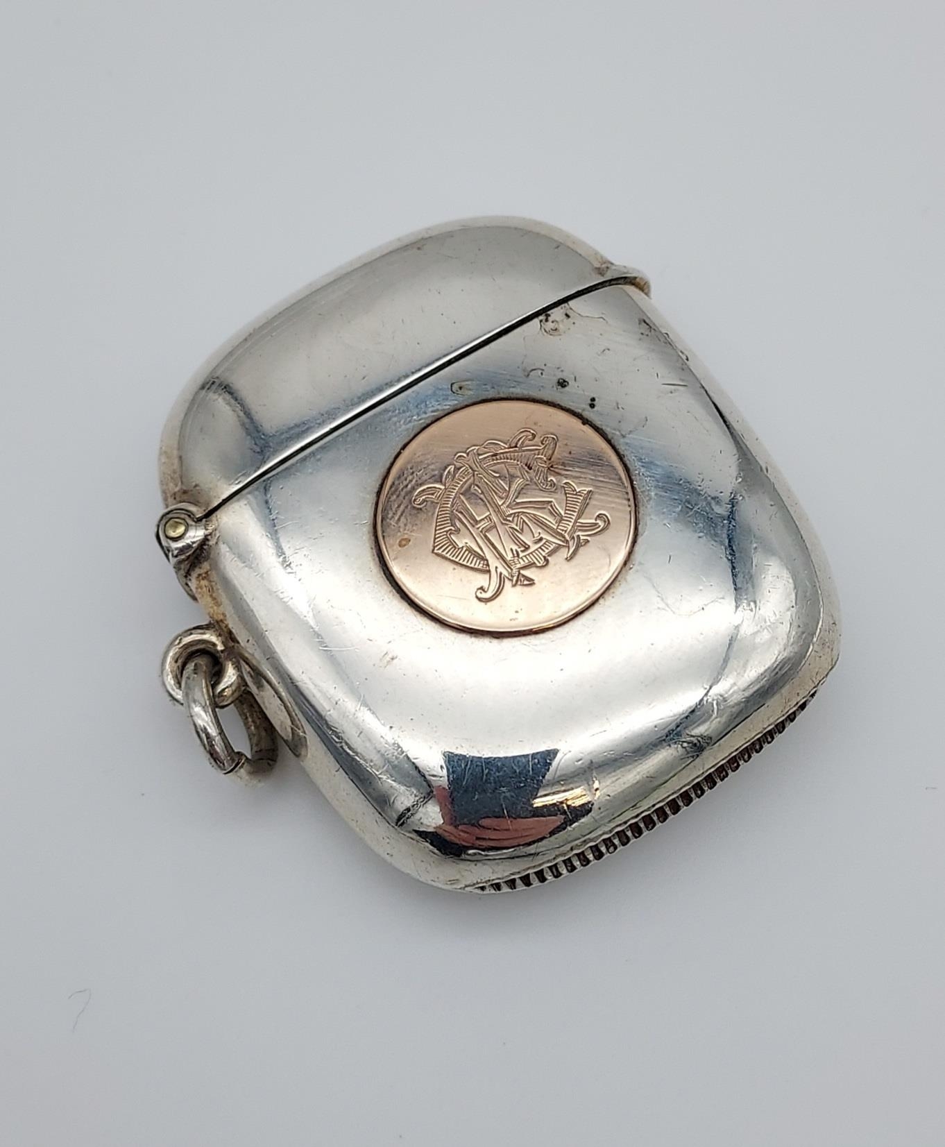 A Heavy Birmingham silver and gold plaque vesta case. [52.20grams] [5x4cm]