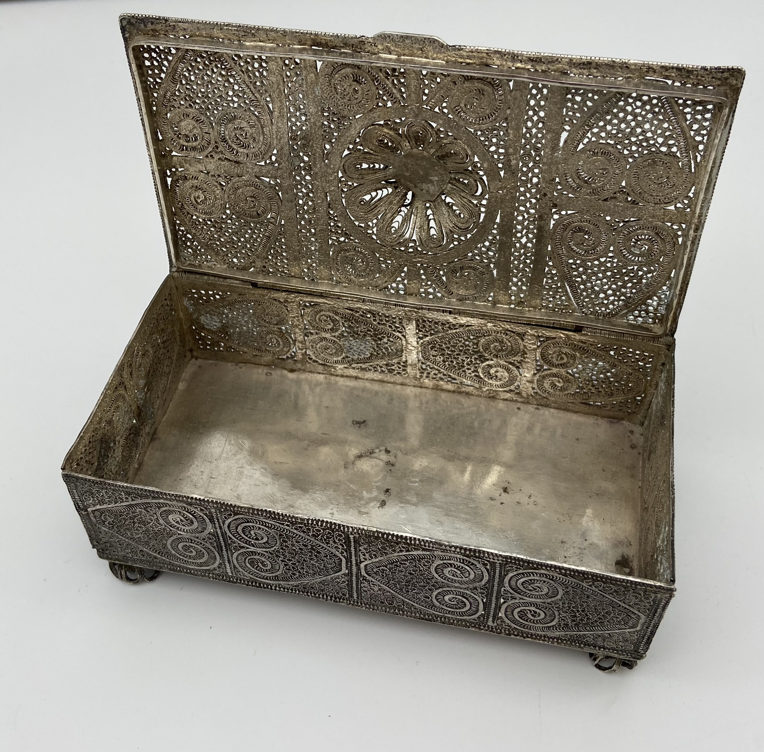 An Indian silver filigree design trinket box. [504grams] [8x17.5x9.5grams] - Image 3 of 5