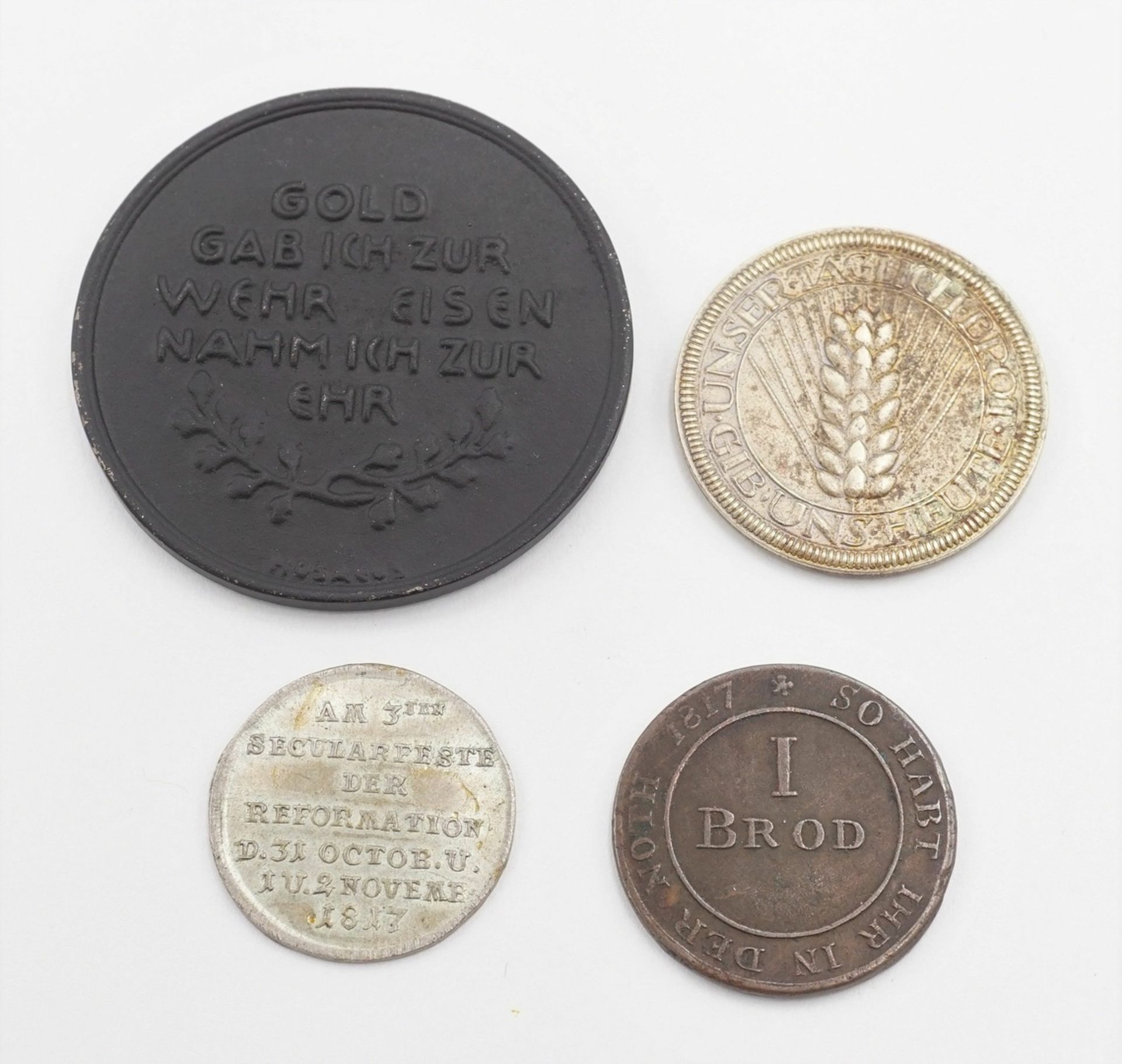 Drei Medaillen und eine Brotmarke - Bild 2 aus 2