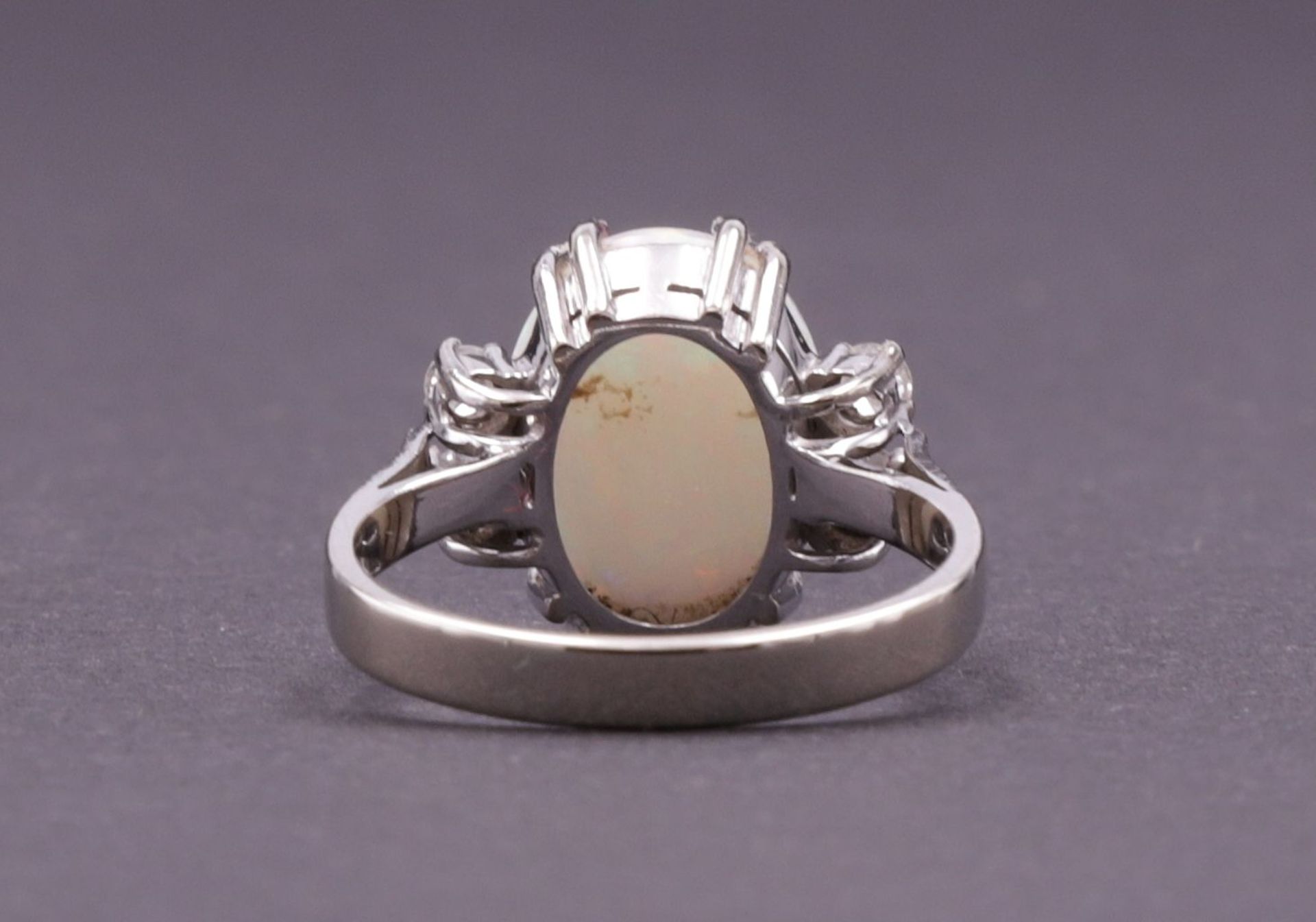 Ring mit Weißem Opal und Brillanten - Bild 4 aus 5