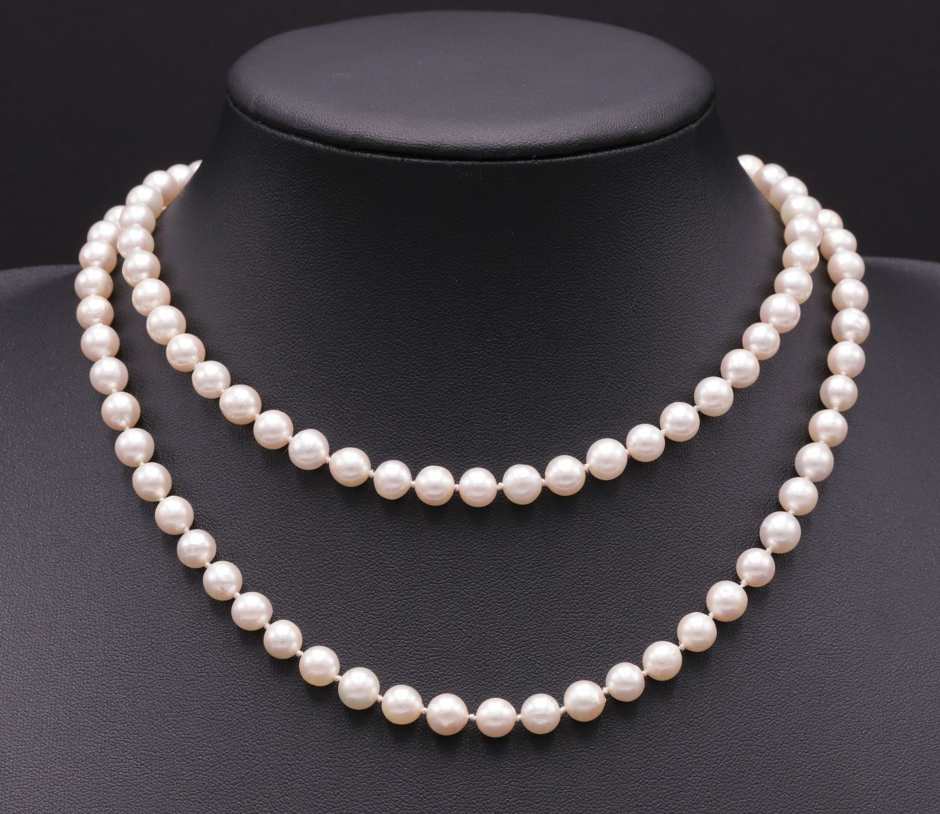 Perlenkette mit Perlen und Saphir besetztem Kettenclip - Bild 2 aus 4