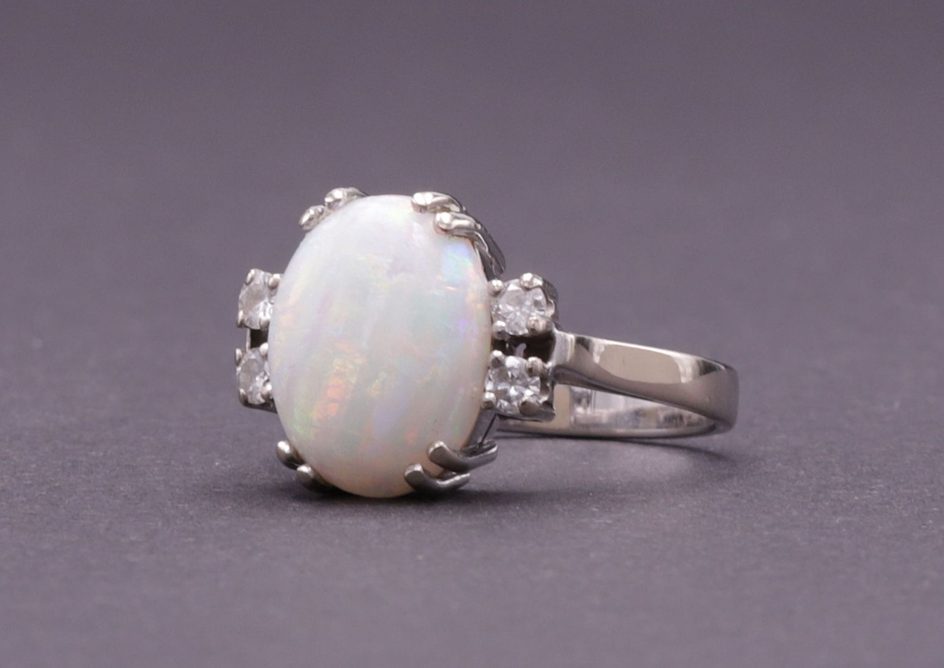 Ring mit Weißem Opal und Brillanten