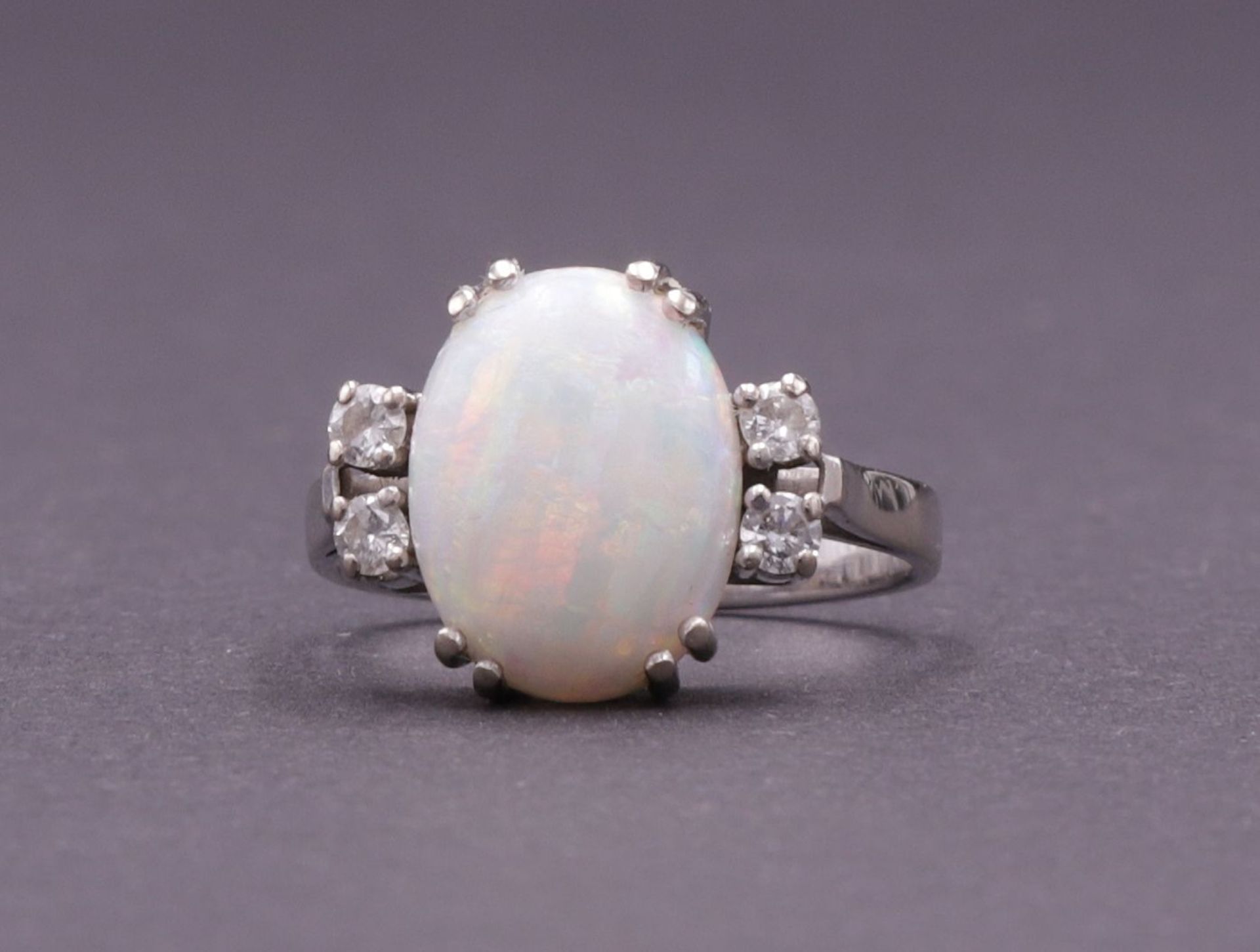Ring mit Weißem Opal und Brillanten - Bild 2 aus 5