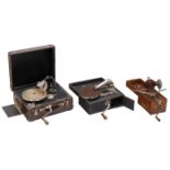 3 Reisegrammophone, um 19251) Englisches Miniatur-Grammophon "Camera­phone", zusammenklappbares